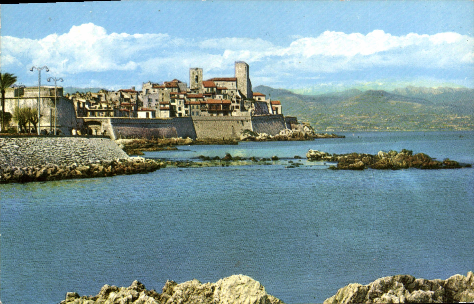 CPA Antibes Vue Sur Les Remparts Et Le Chateau