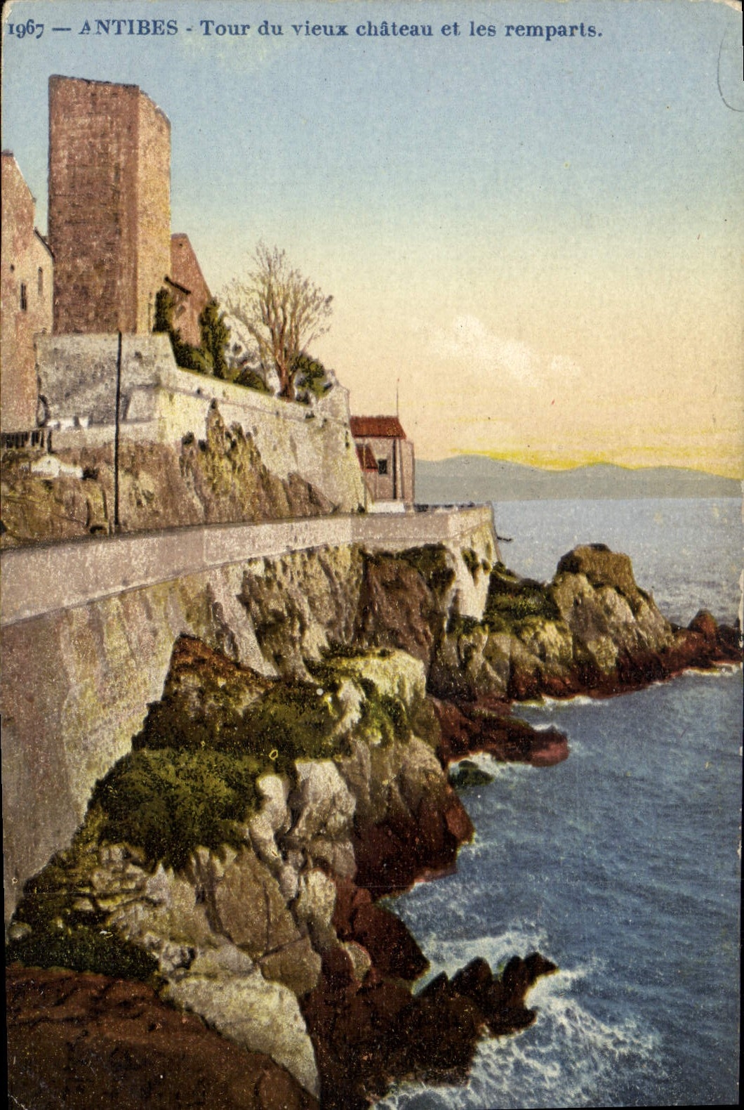 CPA Antibes Tour Du Vieux Chateau Et Les Remparts