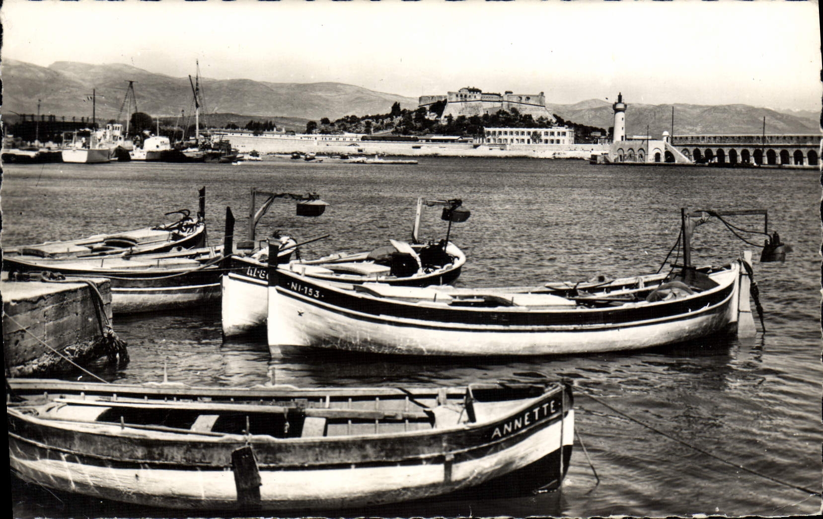 CPA Antibes Le Port Et Le Fort Carre