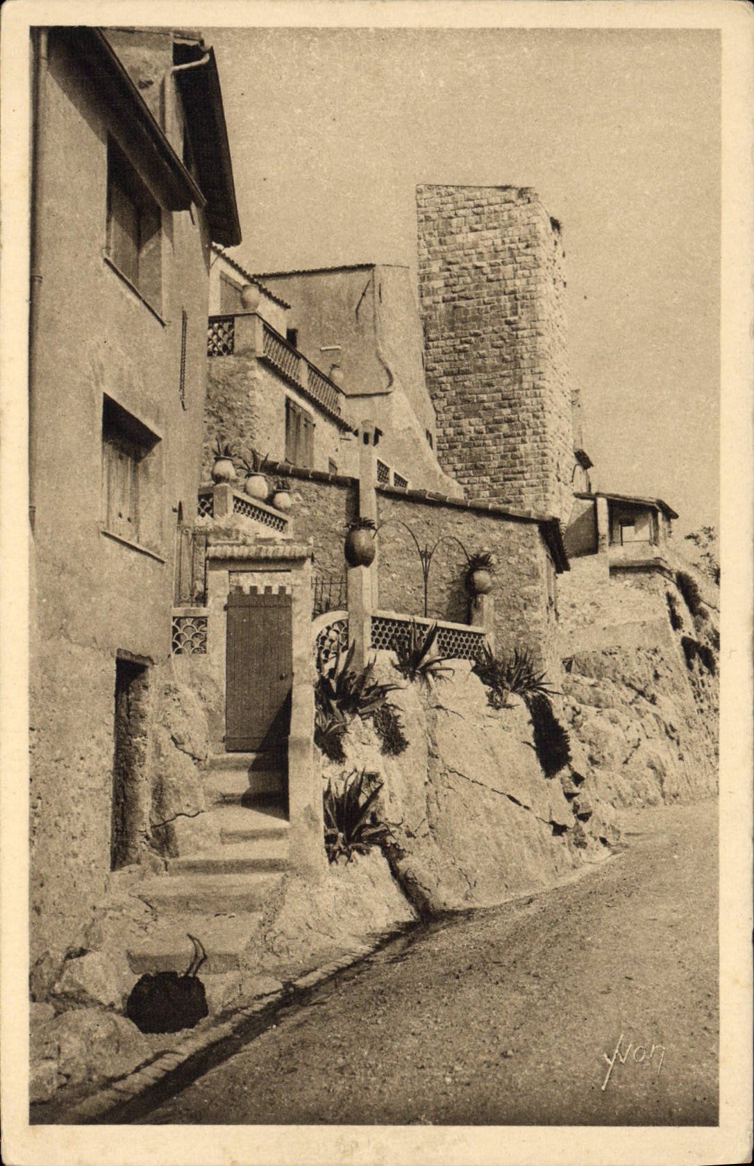 CPA Antibes Maisons Construites Dans Le Roc