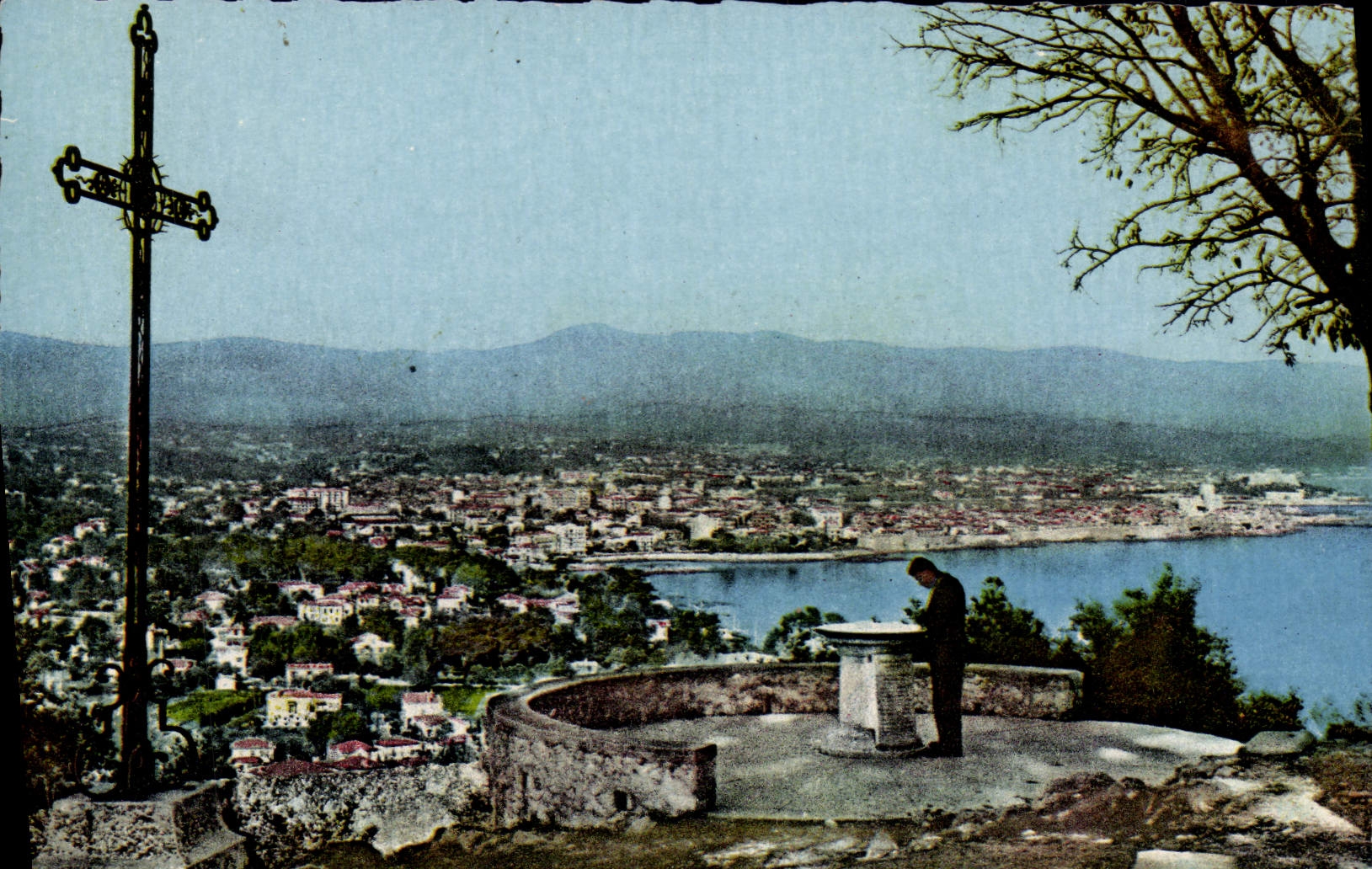 CPA Antibes Vue Generale Prise De La Garoupe Et La Table d'orientation
