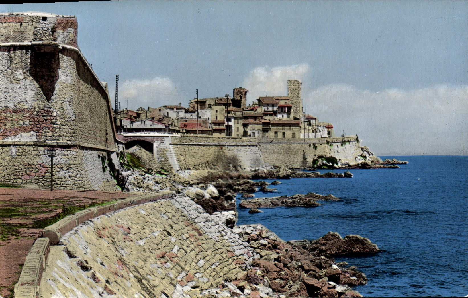 CPA Antibes La Vieille Ville Et Les Remparts