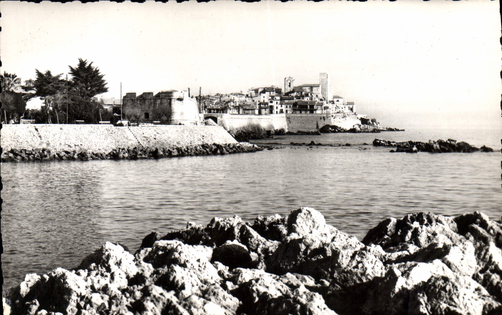 CPA Antibes Les Remparts Et Le Chateau Grimaldi