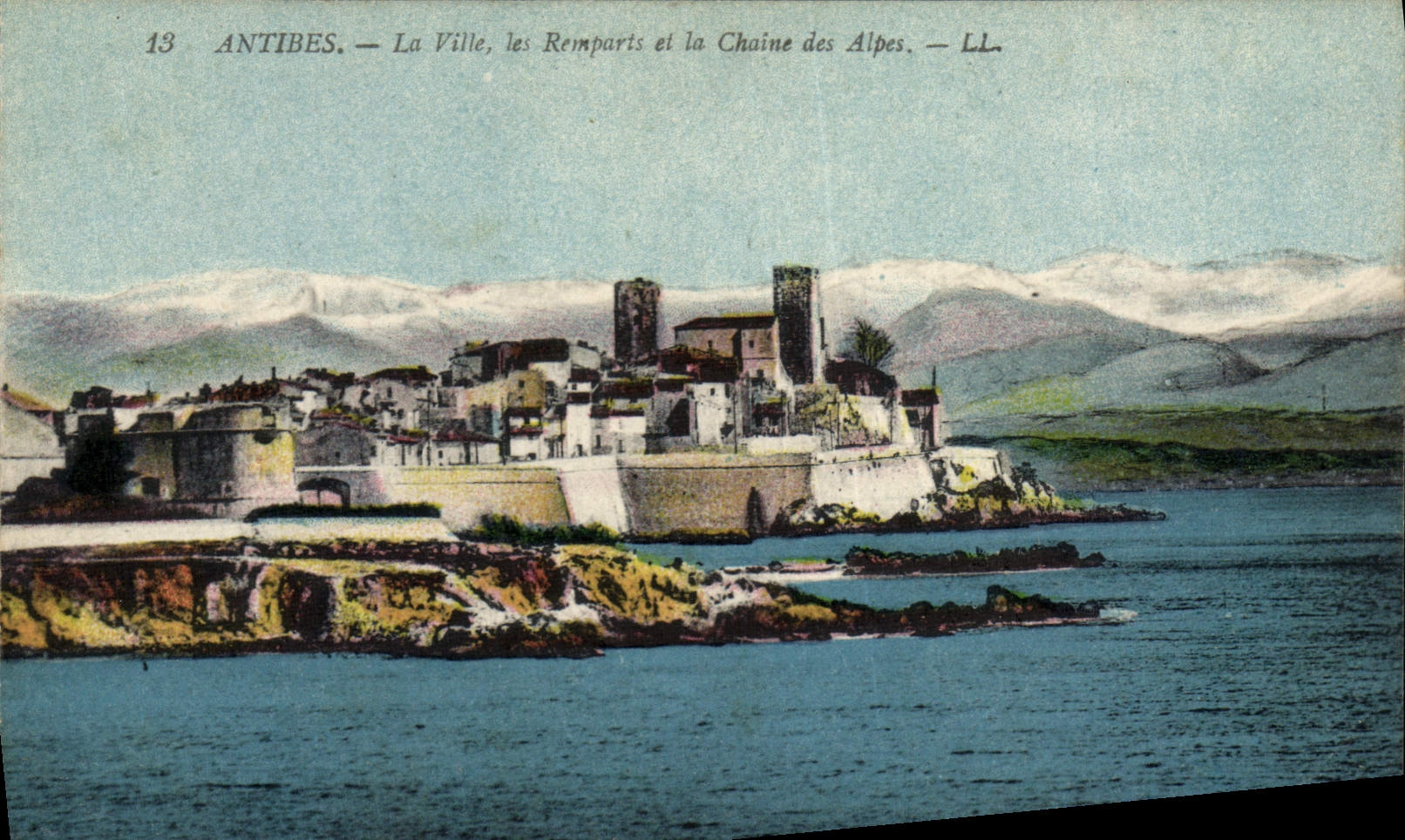 CPA Antibes La Ville Les Remparts Et La Chaine Des Alpes