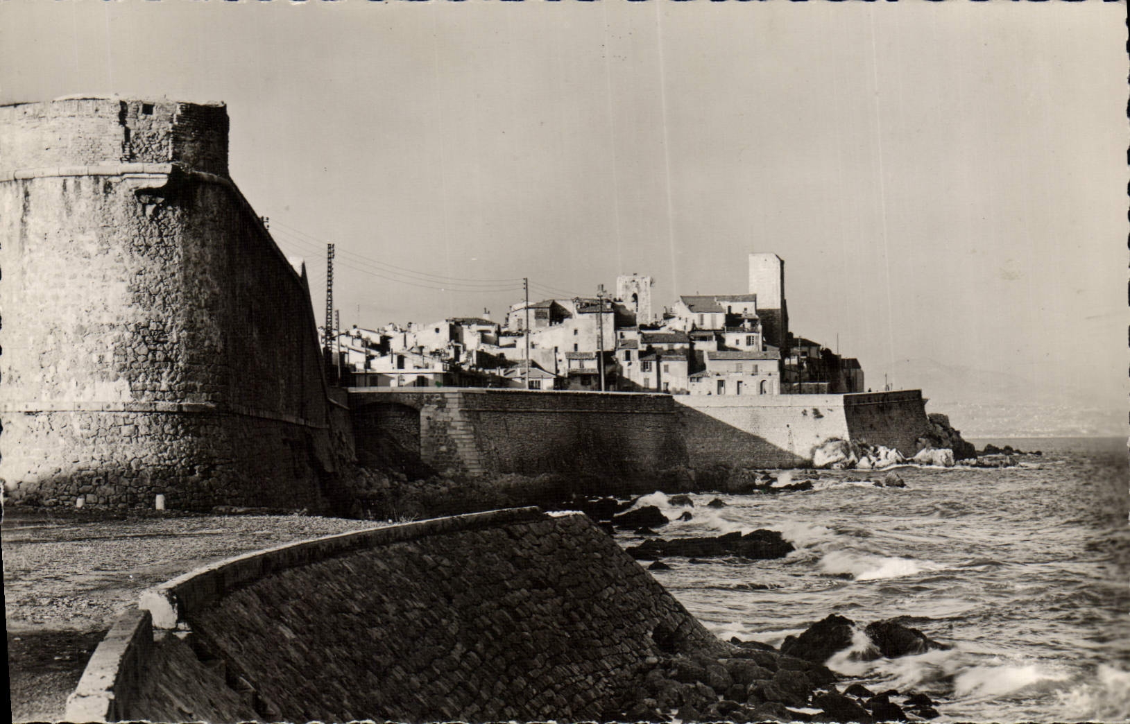 CPA Antibes La Vieille Ville Et Les Remparts