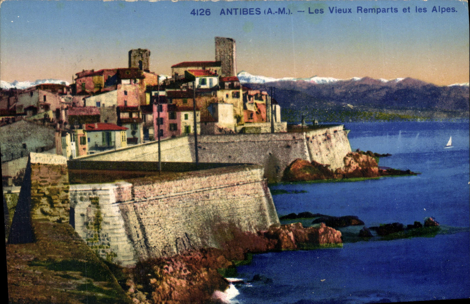 CPA Antibes Les Vieux Remparts Et Les Alpes