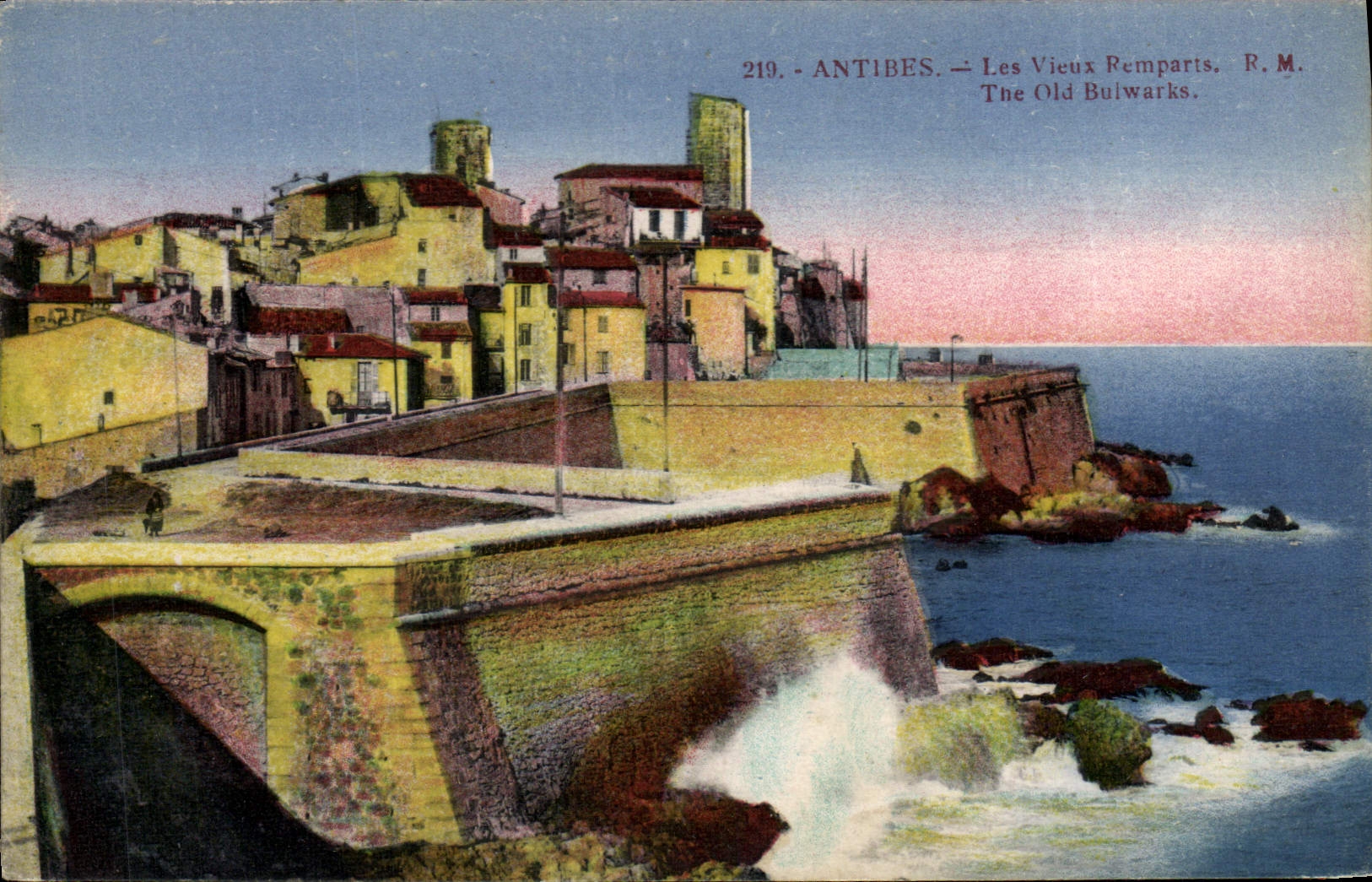 CPA Antibes Les Vieux Remparts