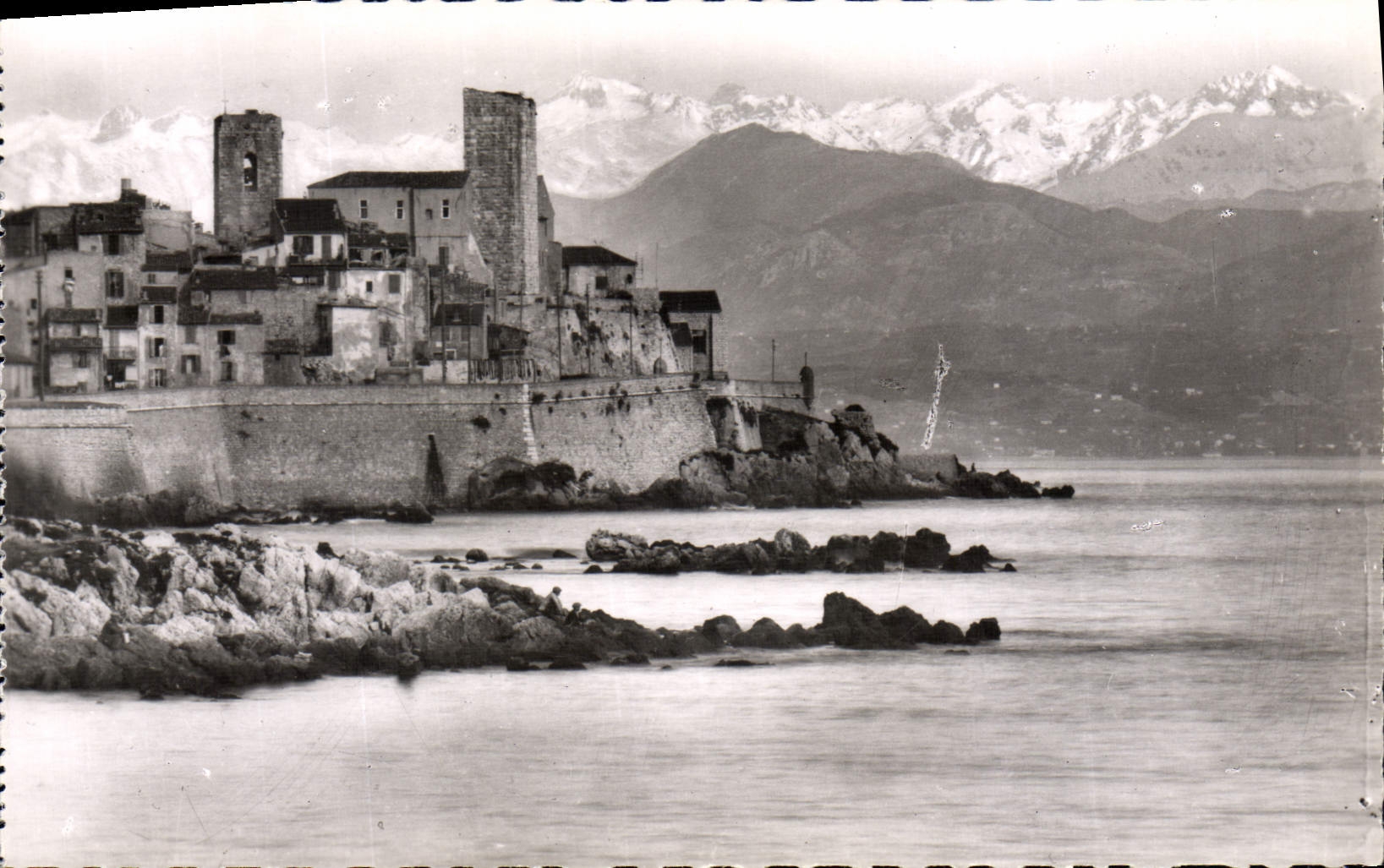 CPA Antibes Les Remparts Et La Chaine Des Alpes