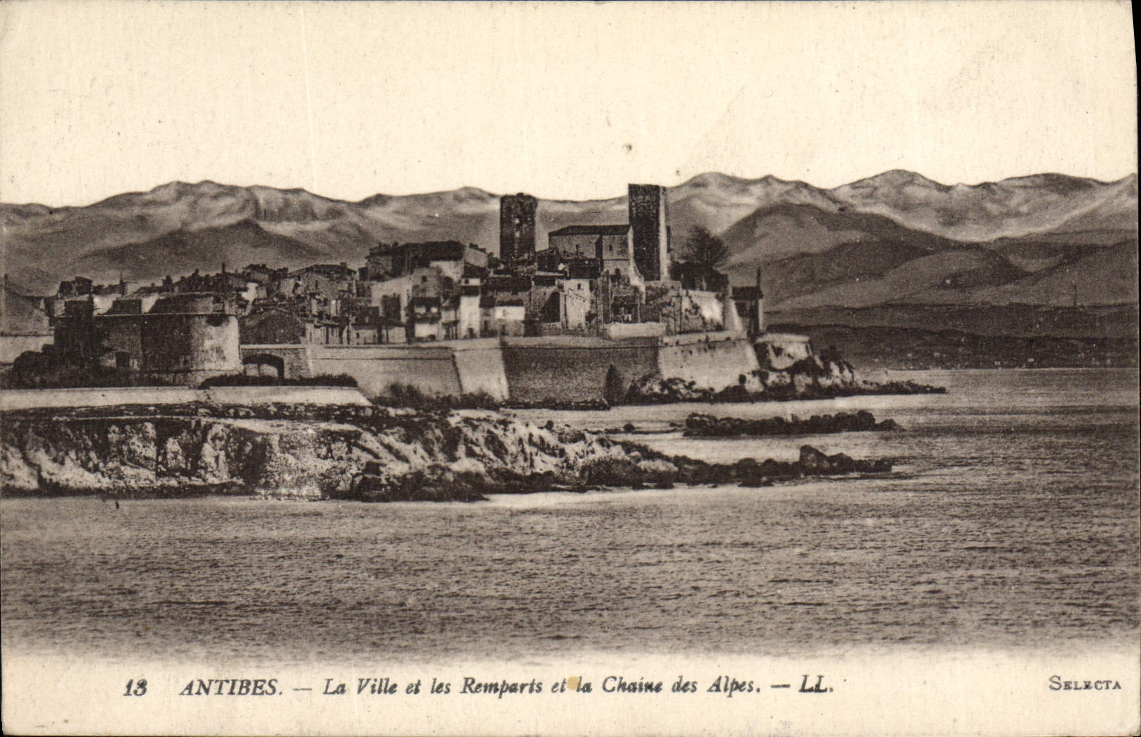 CPA Antibes La Ville Et Les Remparts Et La Chaine Des Alpes