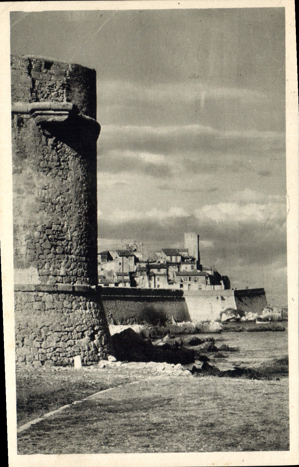 CPA Antibes Les Vieux Remparts