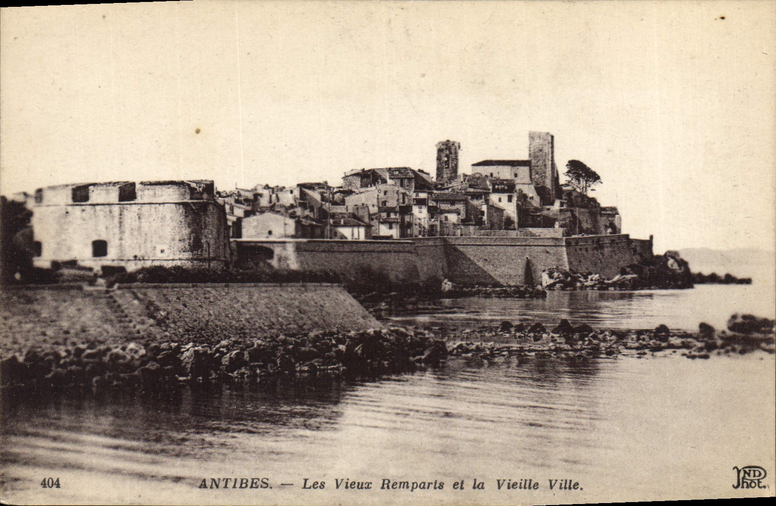 CPA Antibes Les Vieux Remparts Et La Vieille Ville