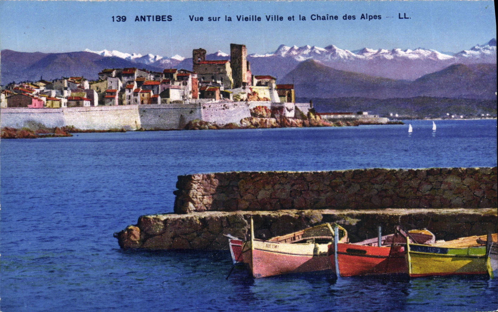 CPA Antibes Vue Sur La Vieille Ville Et La Chaine Des Alpes