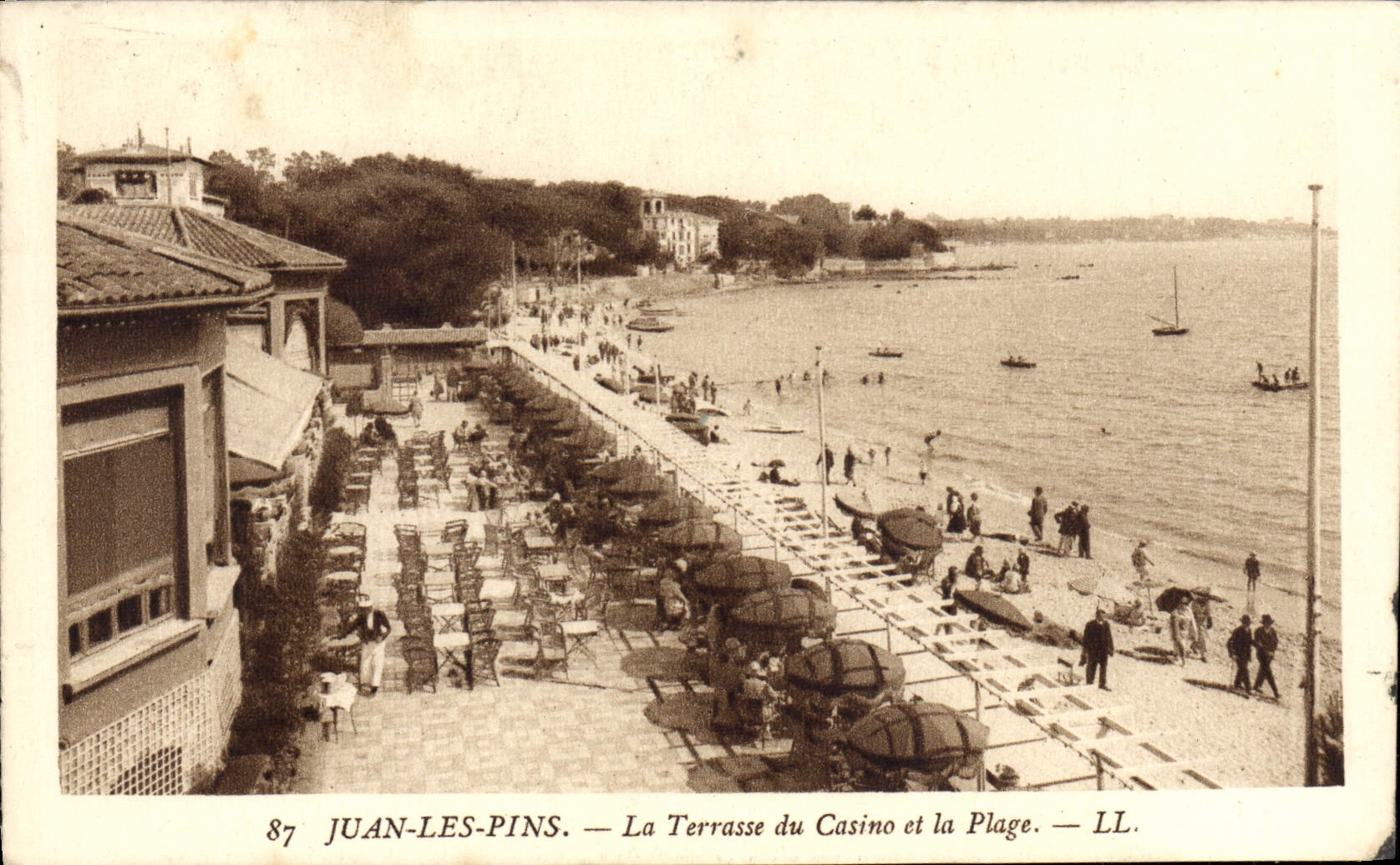 CPA Juan Les Pins La Terrasse Du Casino Et La Plage