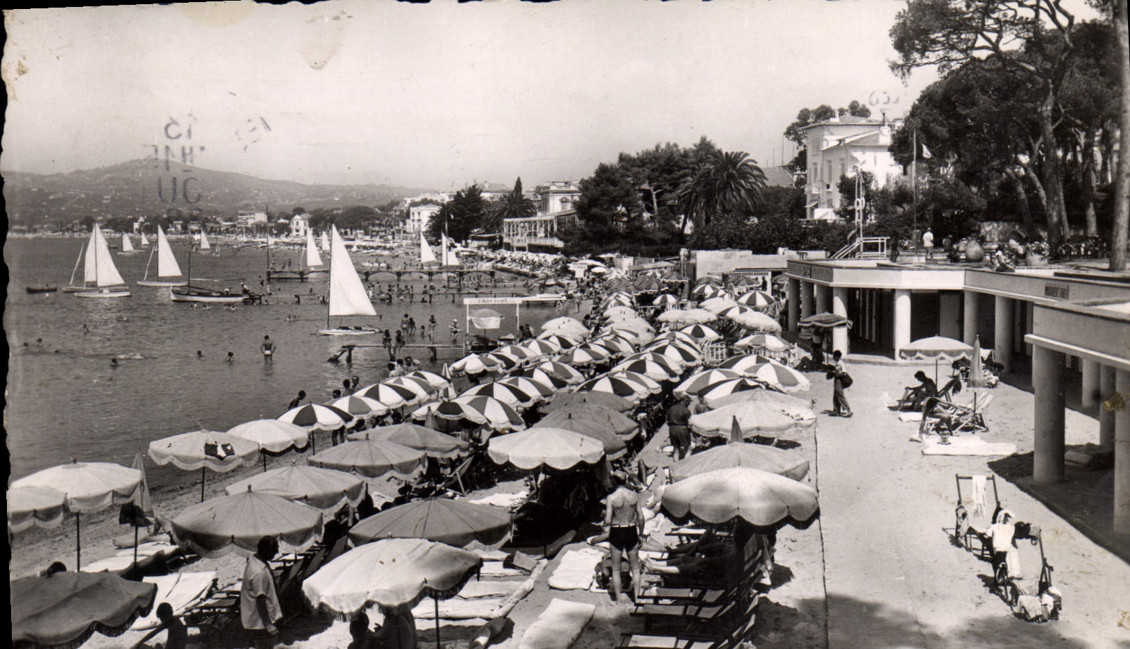 CPA Juan Les Pins Un Coin De La Plage