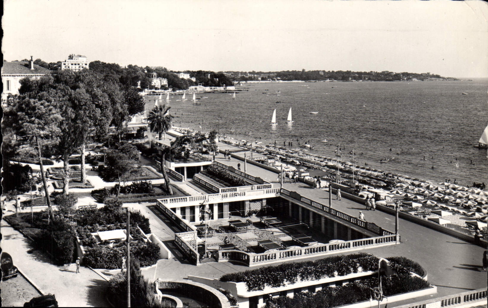 CPA Juan Les Pins Les Jardins Publics La Plage