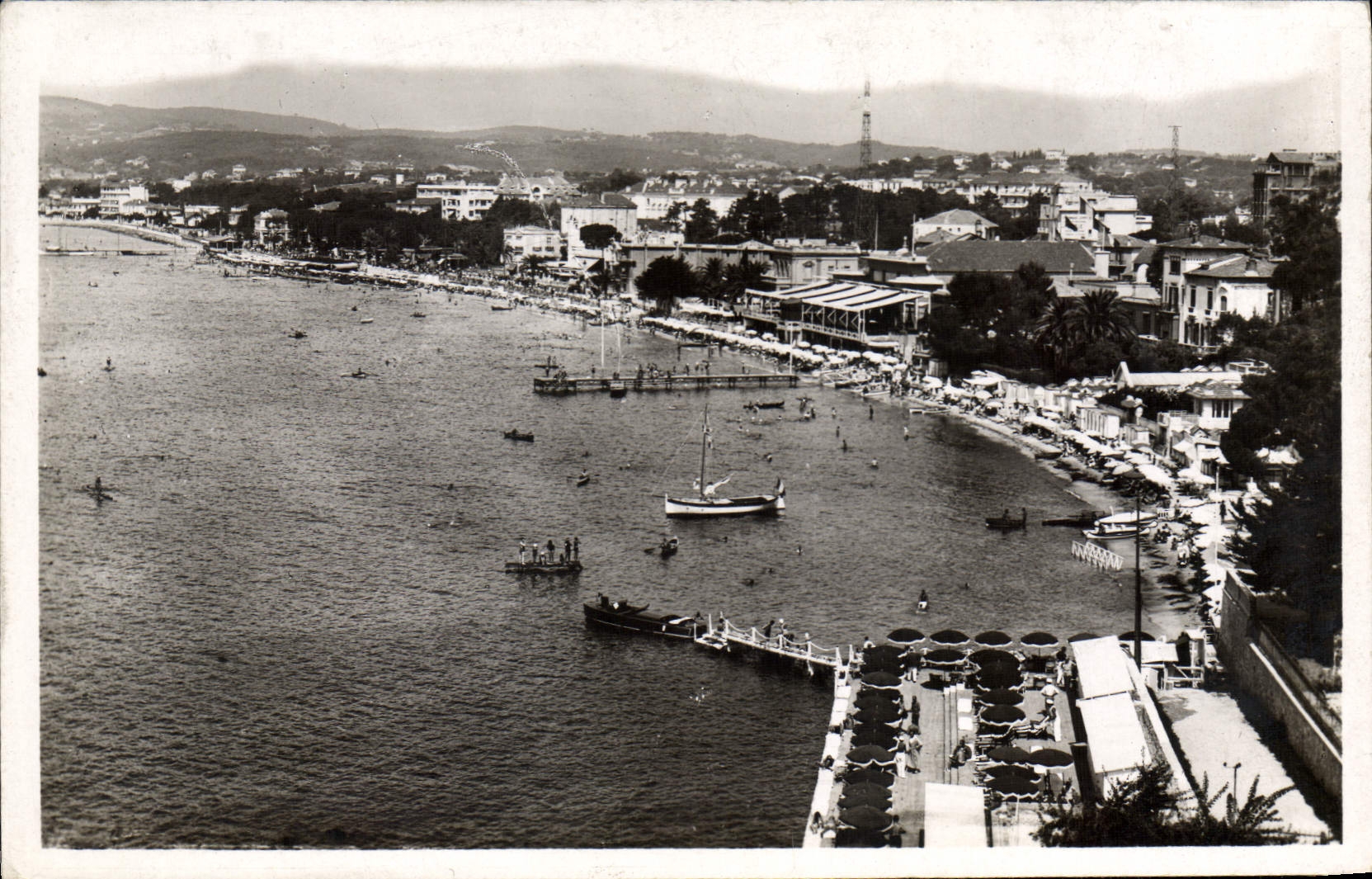 CPA Juan Les Pins Vue Generale Et Plage Du Provencal