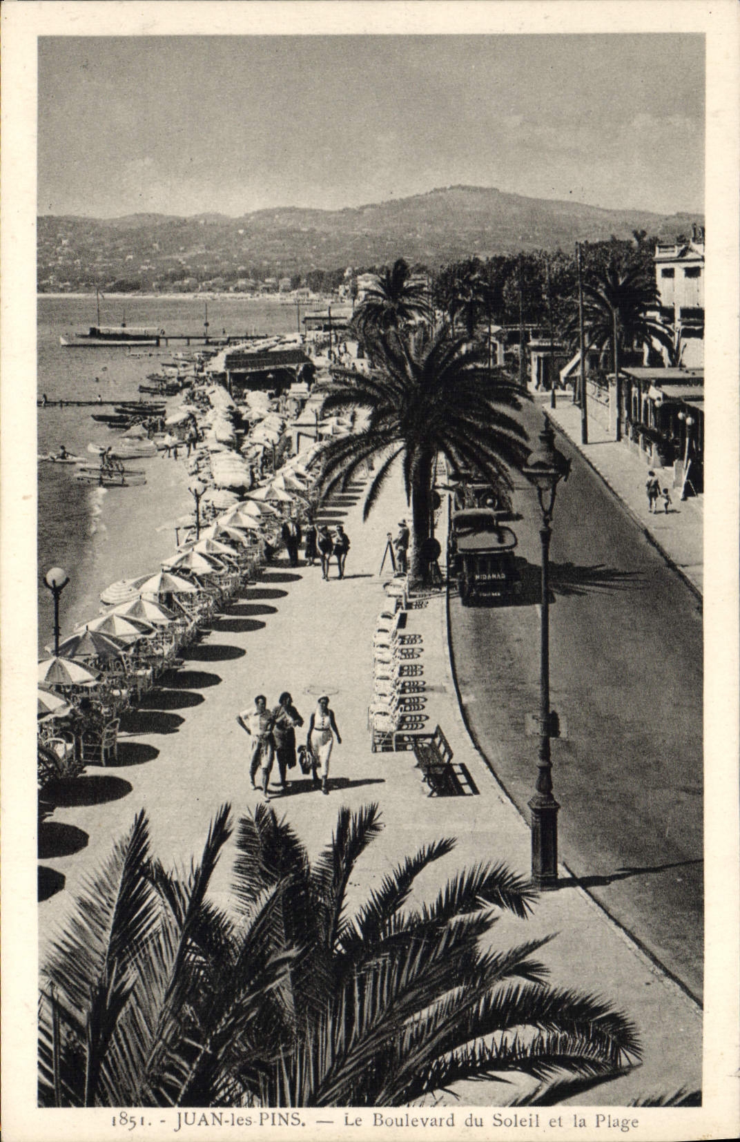 CPA Juan Les Pins Le Boulevard Du Soleil Et La Plage