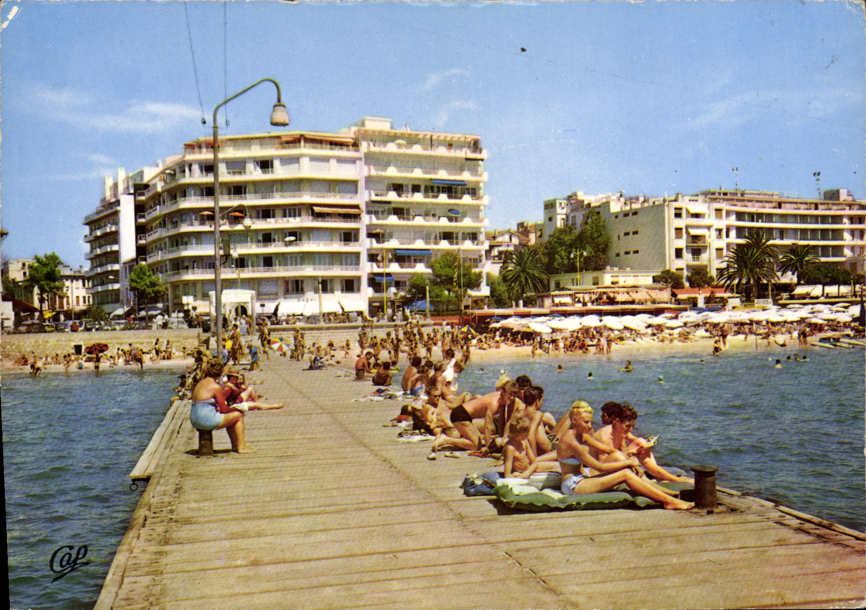 CPSM Juan Les Pins La Jetee Et La Plage Des Terrasses
