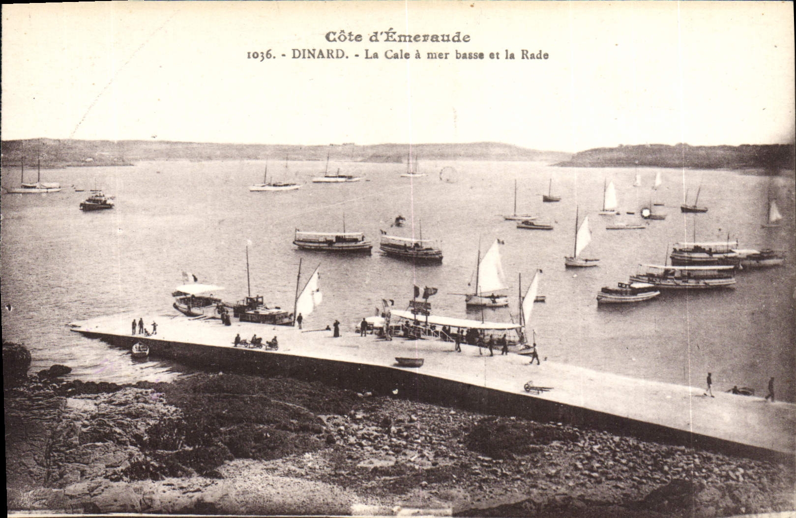 CPA Dinard La Cale A Mer Basse Et La Rade
