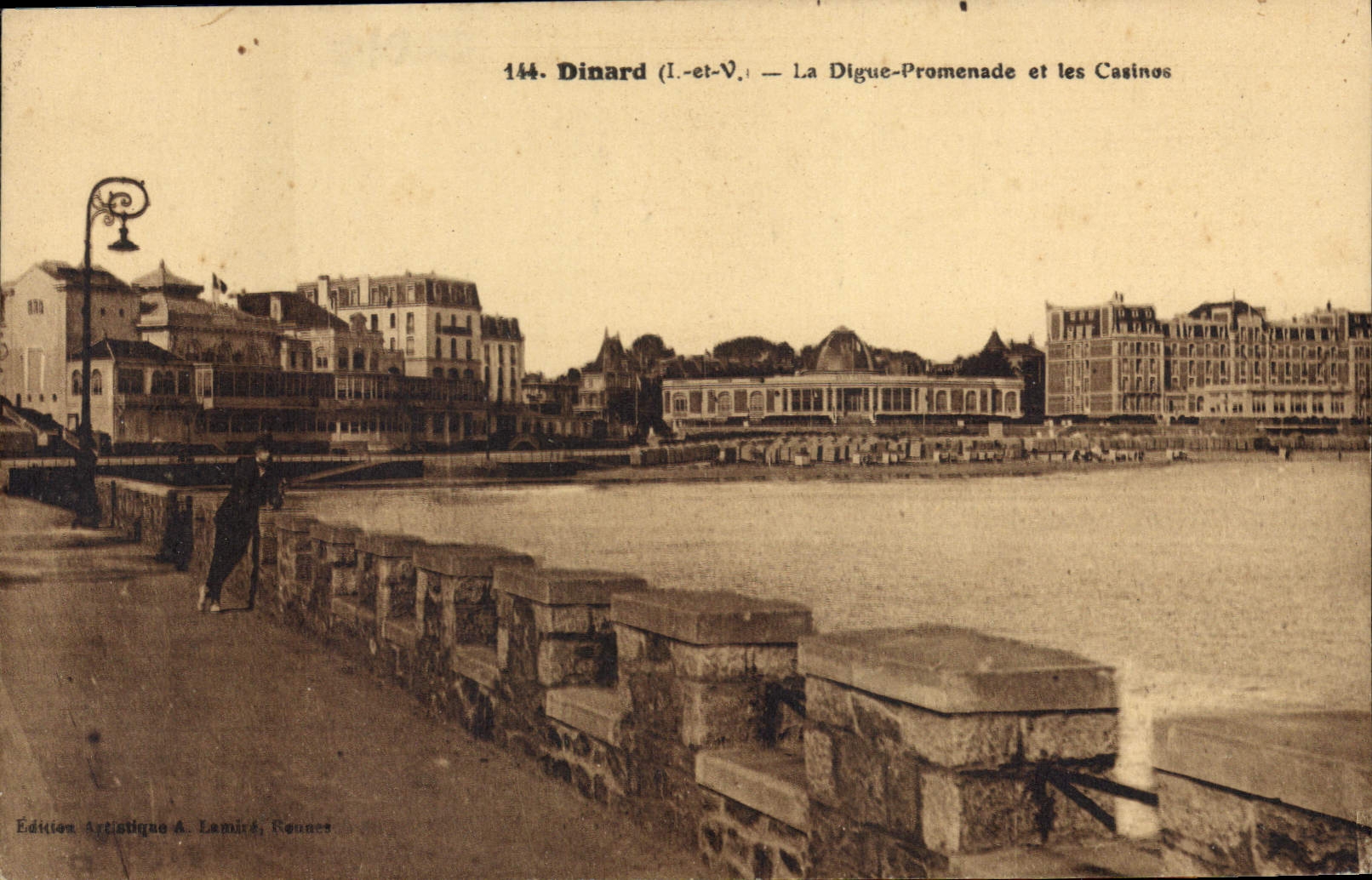 CPA Dinard La Digue Promenade Et Les Casinos