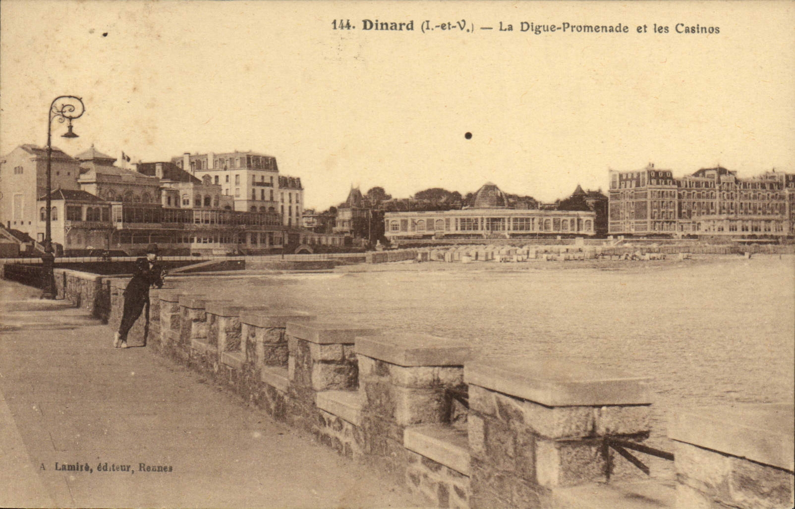 CPA Dinard La Digue Promenade Et Les Casinos