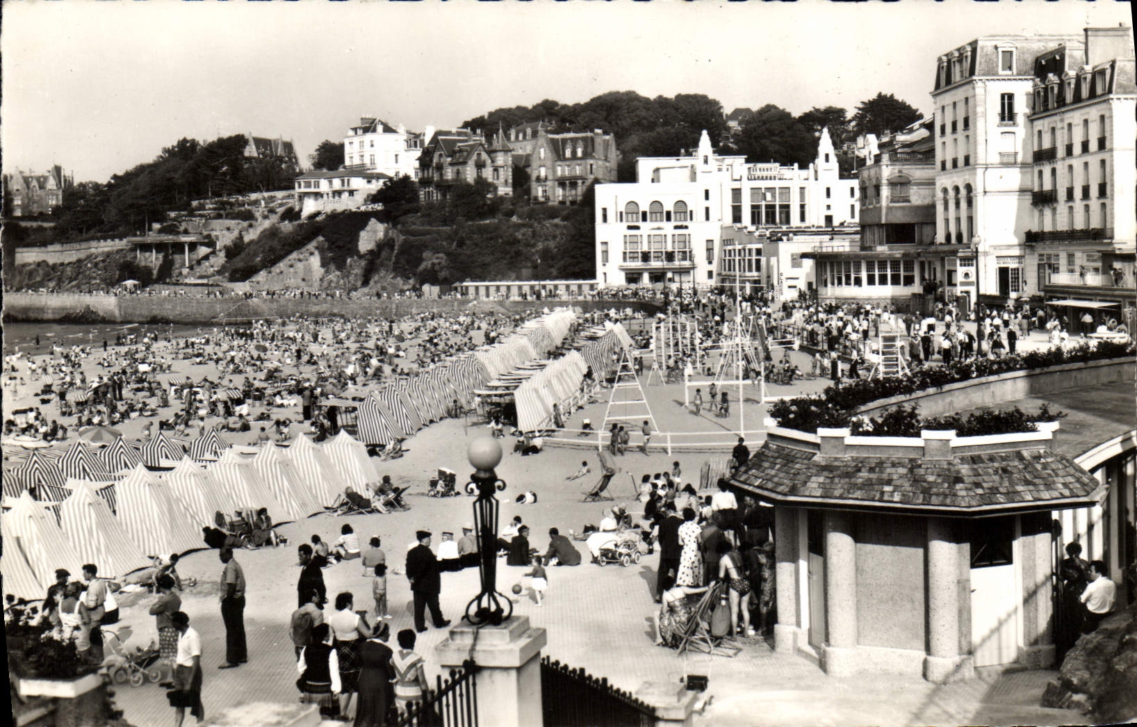 CPA Dinard Un Coin De La Plage Et Le Casino