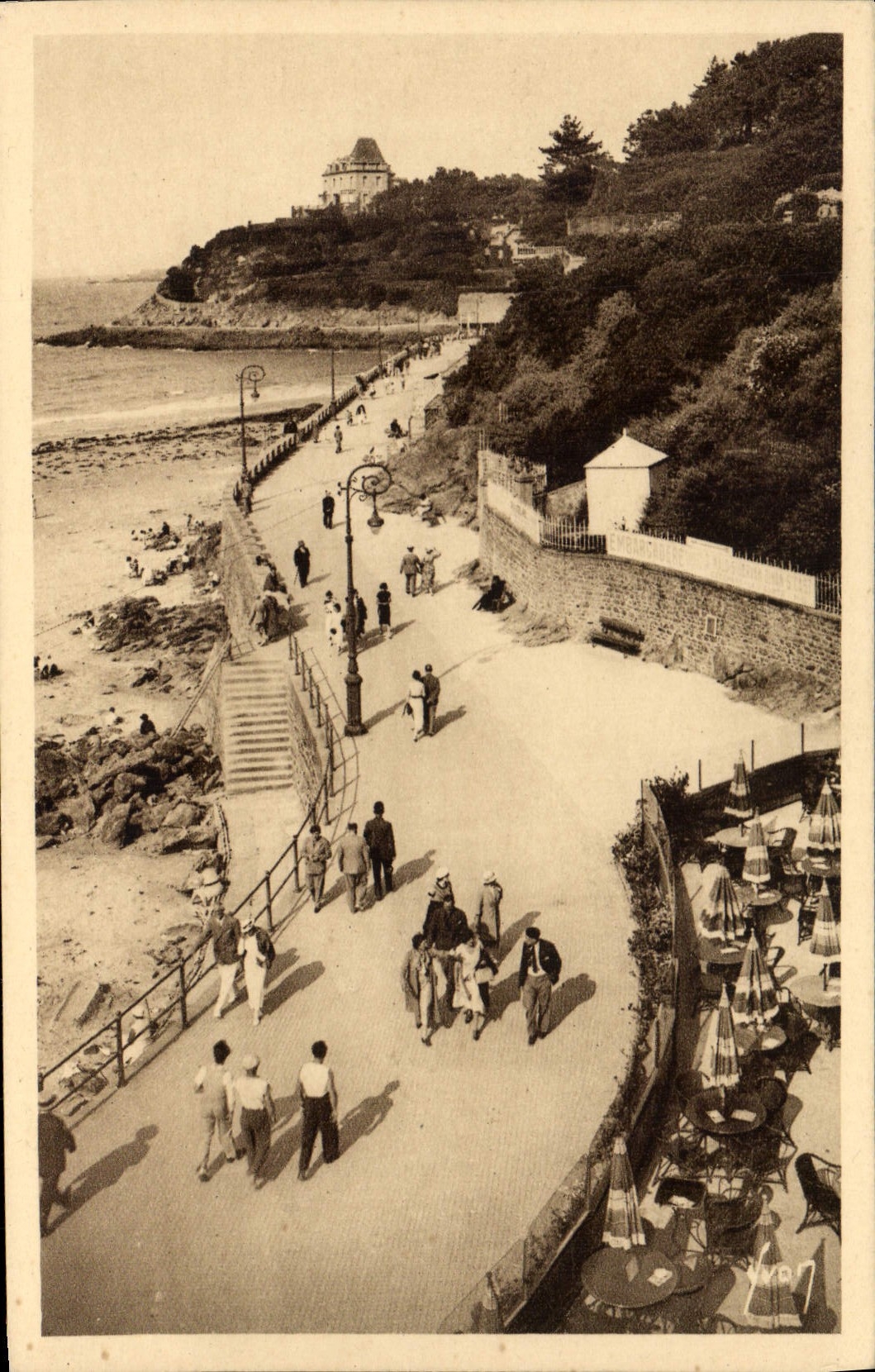 CPA Dinard Promenade De La Digue Vers La Pointe Du Moulinet