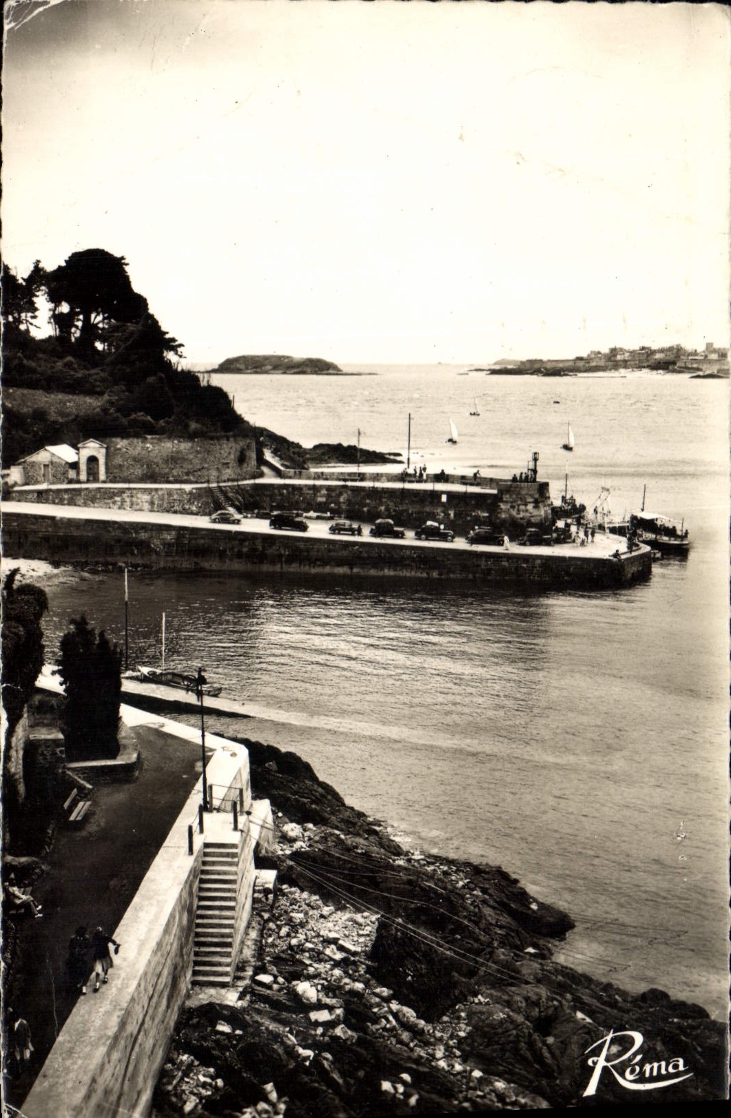 CPA Dinard La Cote D'Emeraude Le Bac En Face Saint Malo