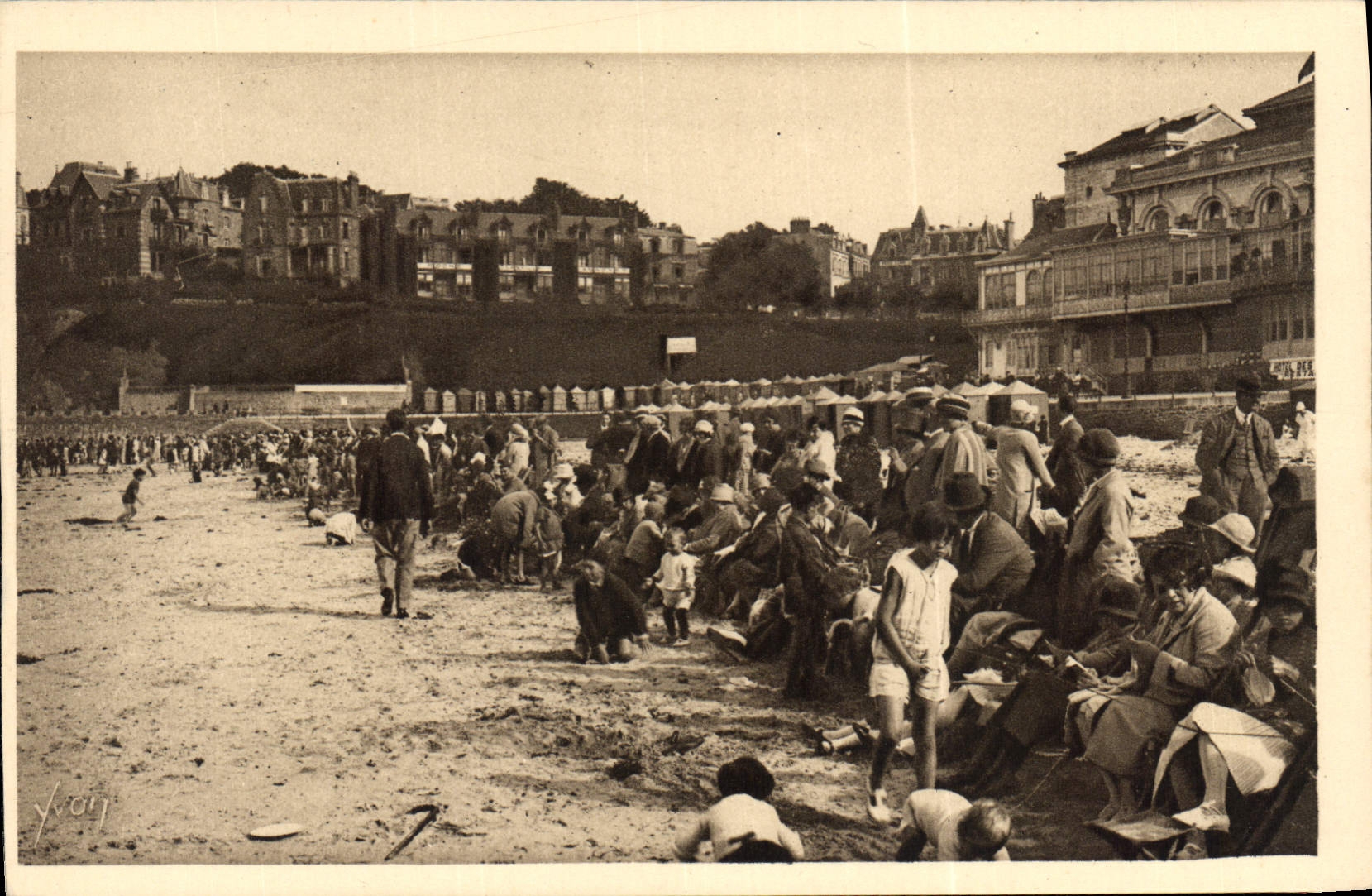 CPA Dinard Scenes Et Jeux De Plage