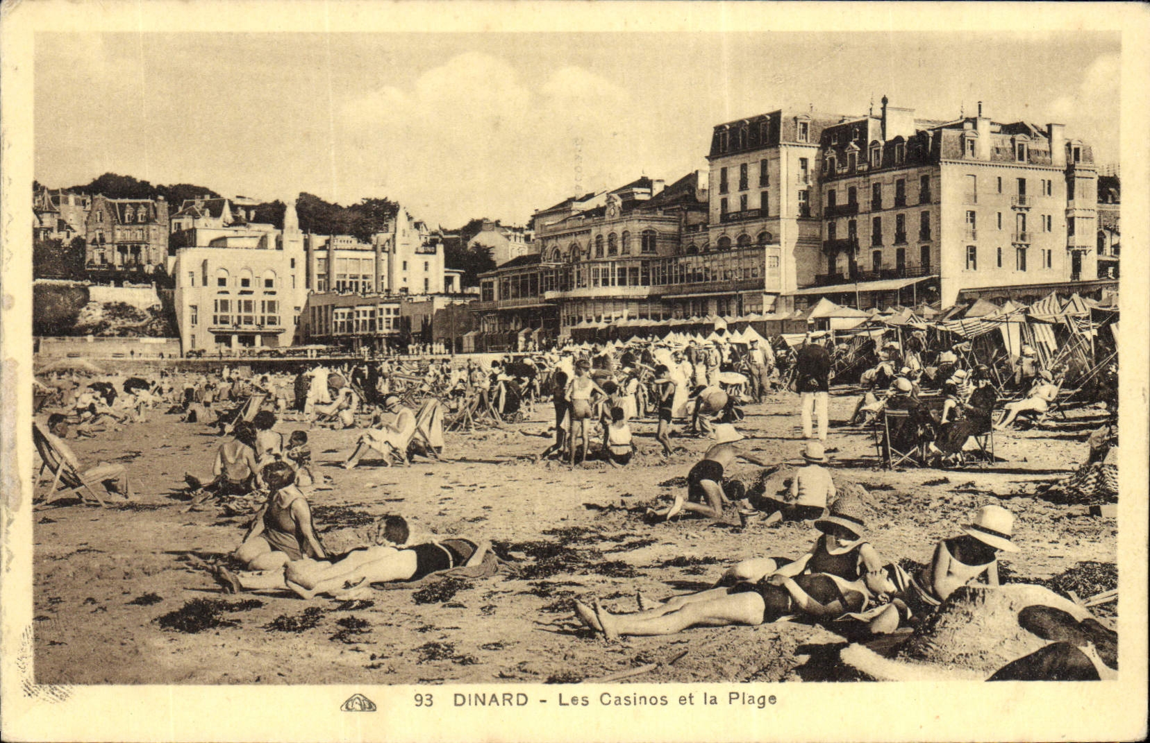 CPA Dinard Les Casinos Et La Plage