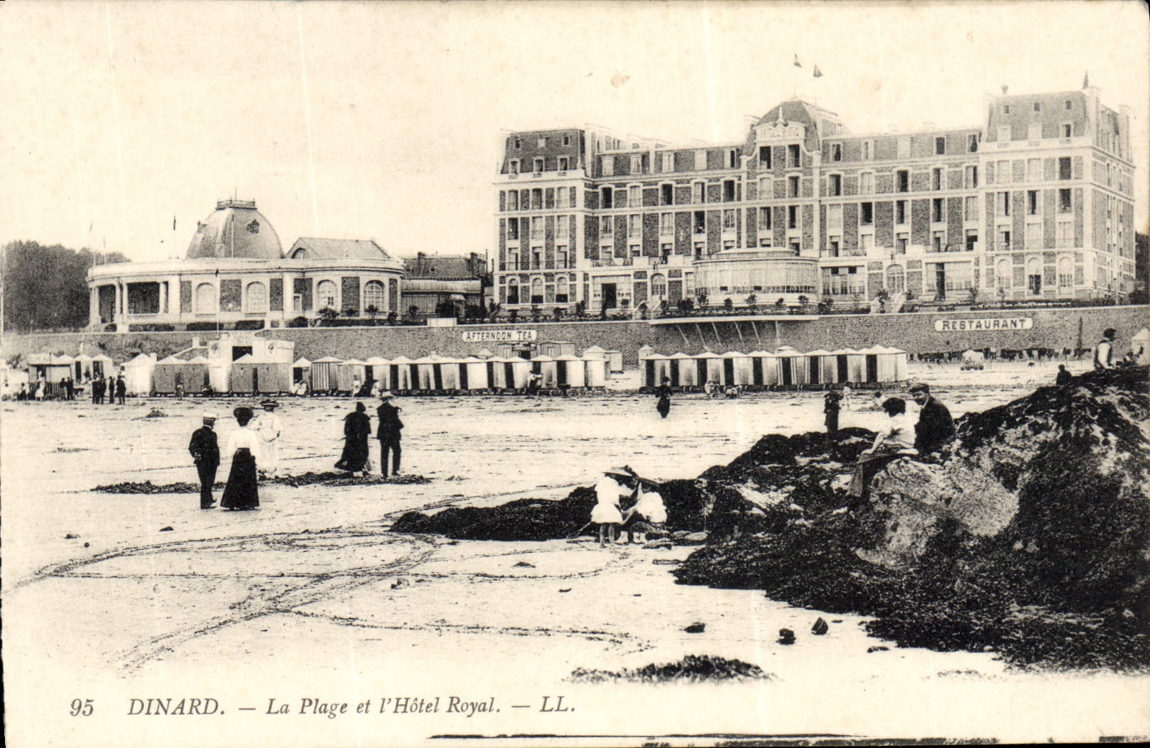 CPA Dinard La Plage Et I'Hotel Royal