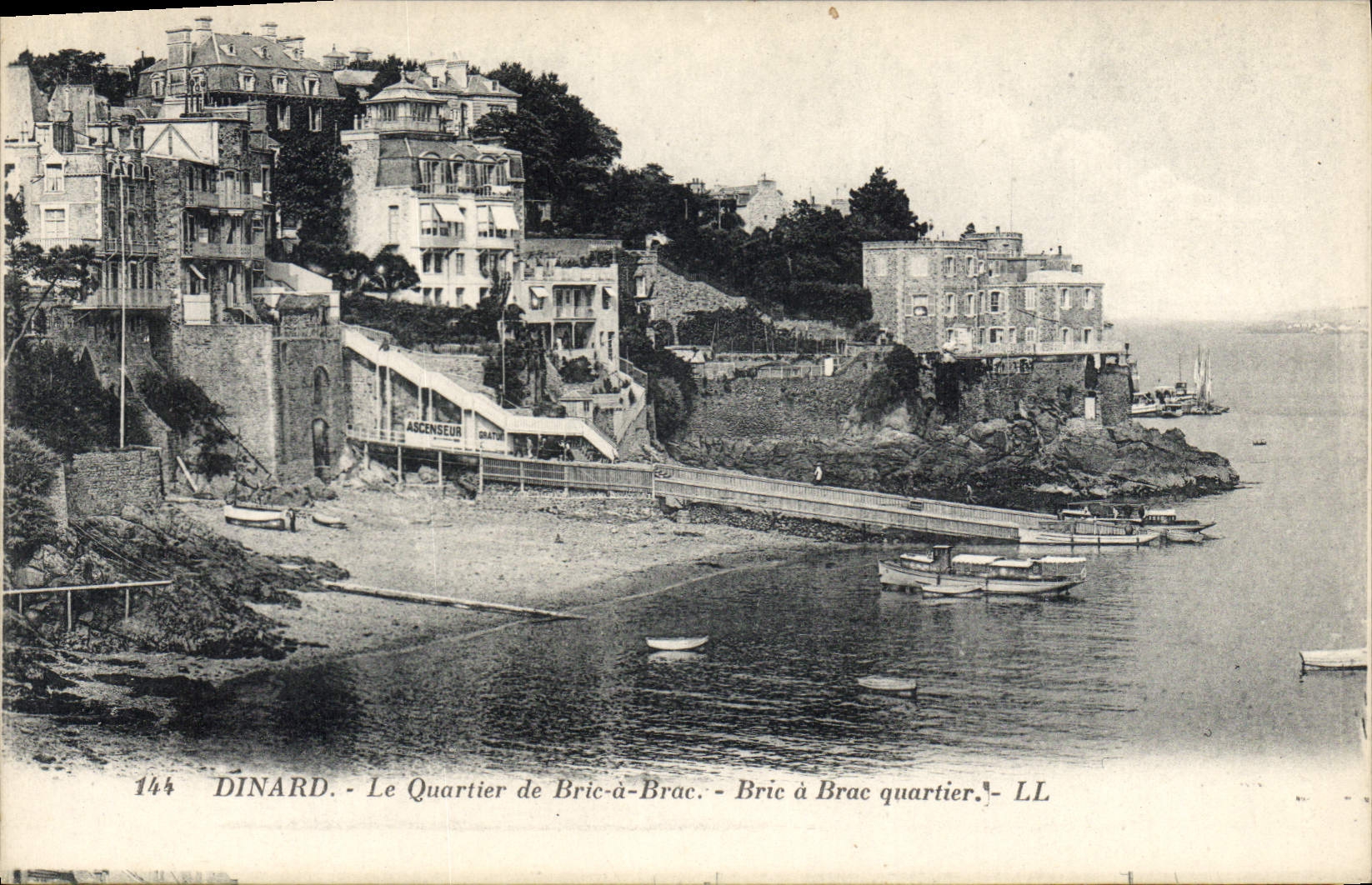 CPA Dinard Le Quartier De Bric A Brac