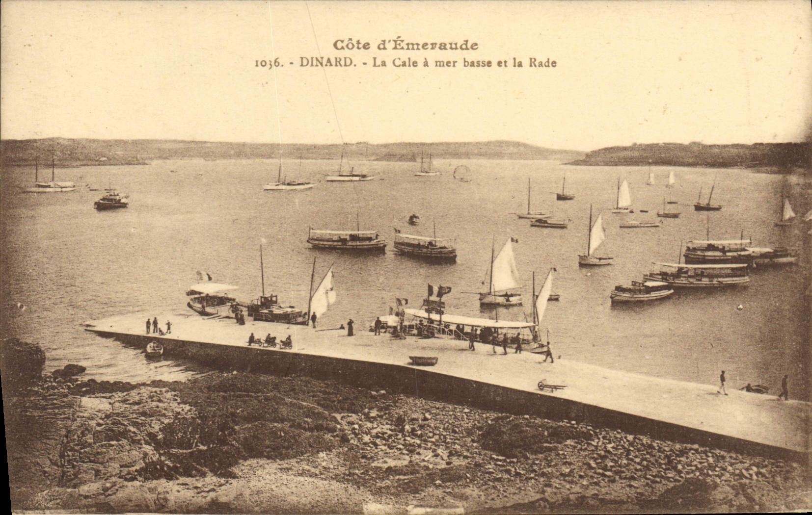 CPA Dinard La Cale A Mer Basse Et La Rade