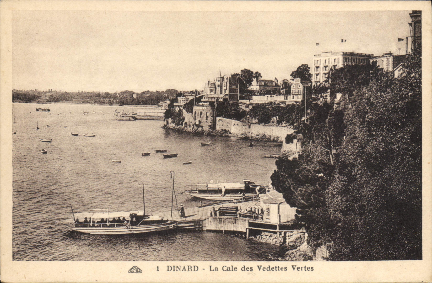 CPA Dinard La Cale Des Vedettes Vertes