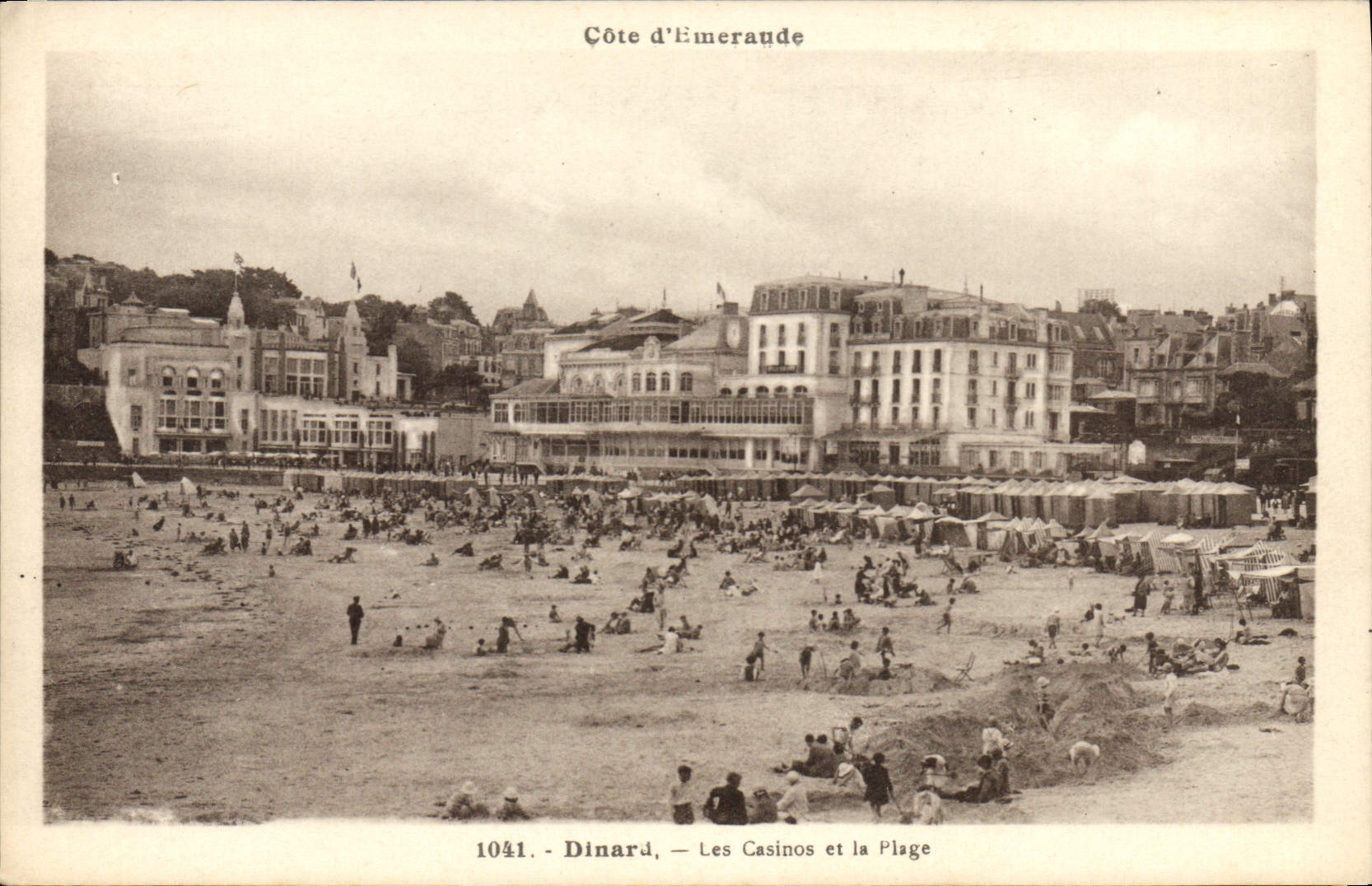 CPA Dinard Les Casinos Et La Plage