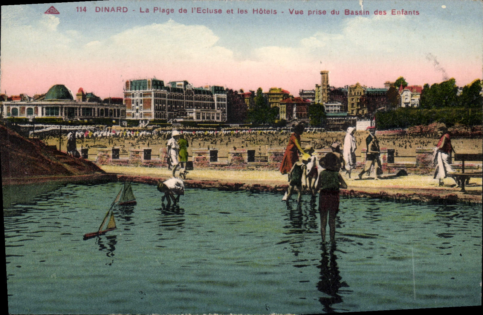 CPA Dinard La Plage De I'Ecluse Et Les Hotels Vue Prise du bassin des enfants