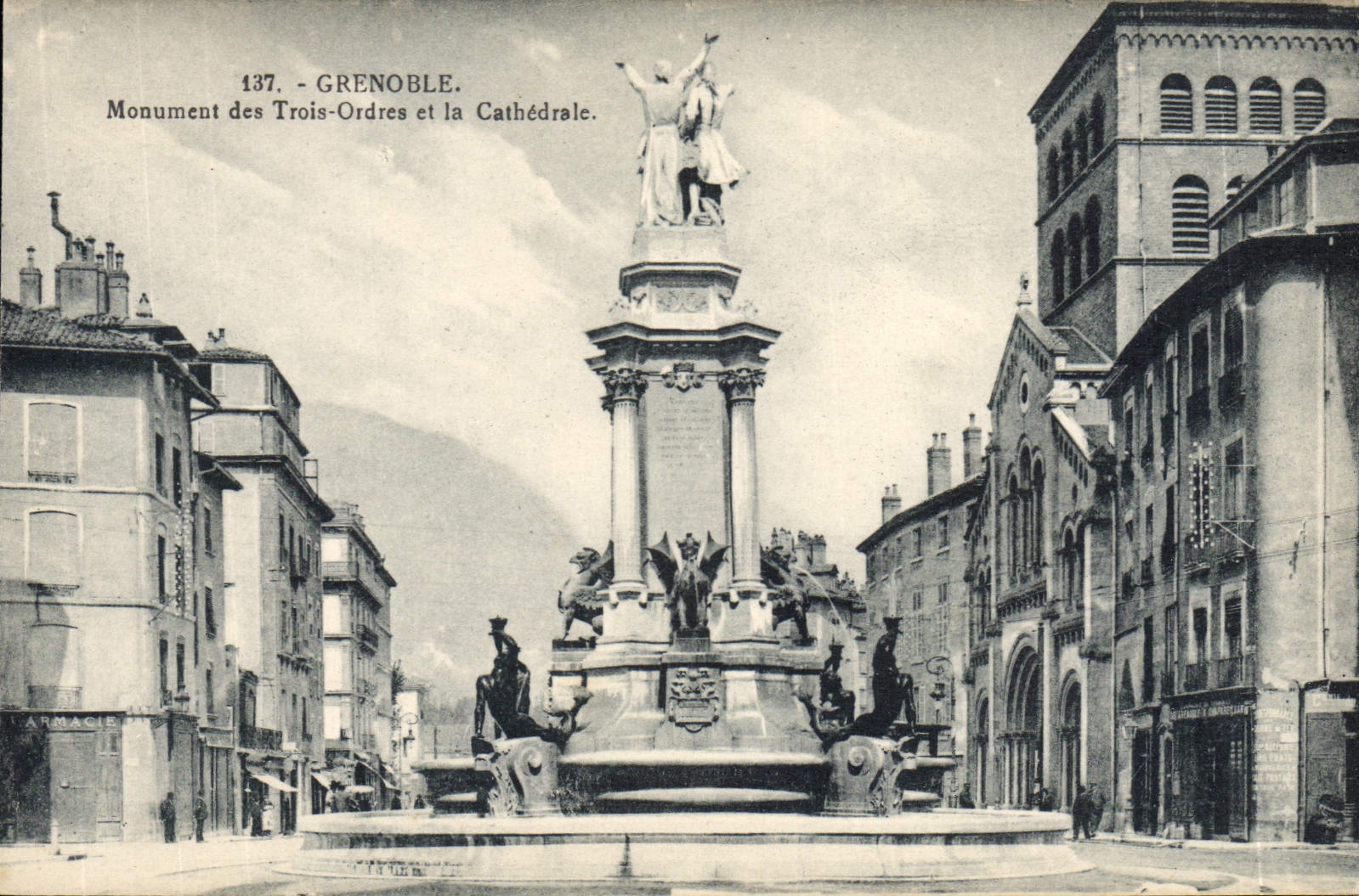 CPA Grenoble Monument Des Trois Ordres Et La Cathedrale