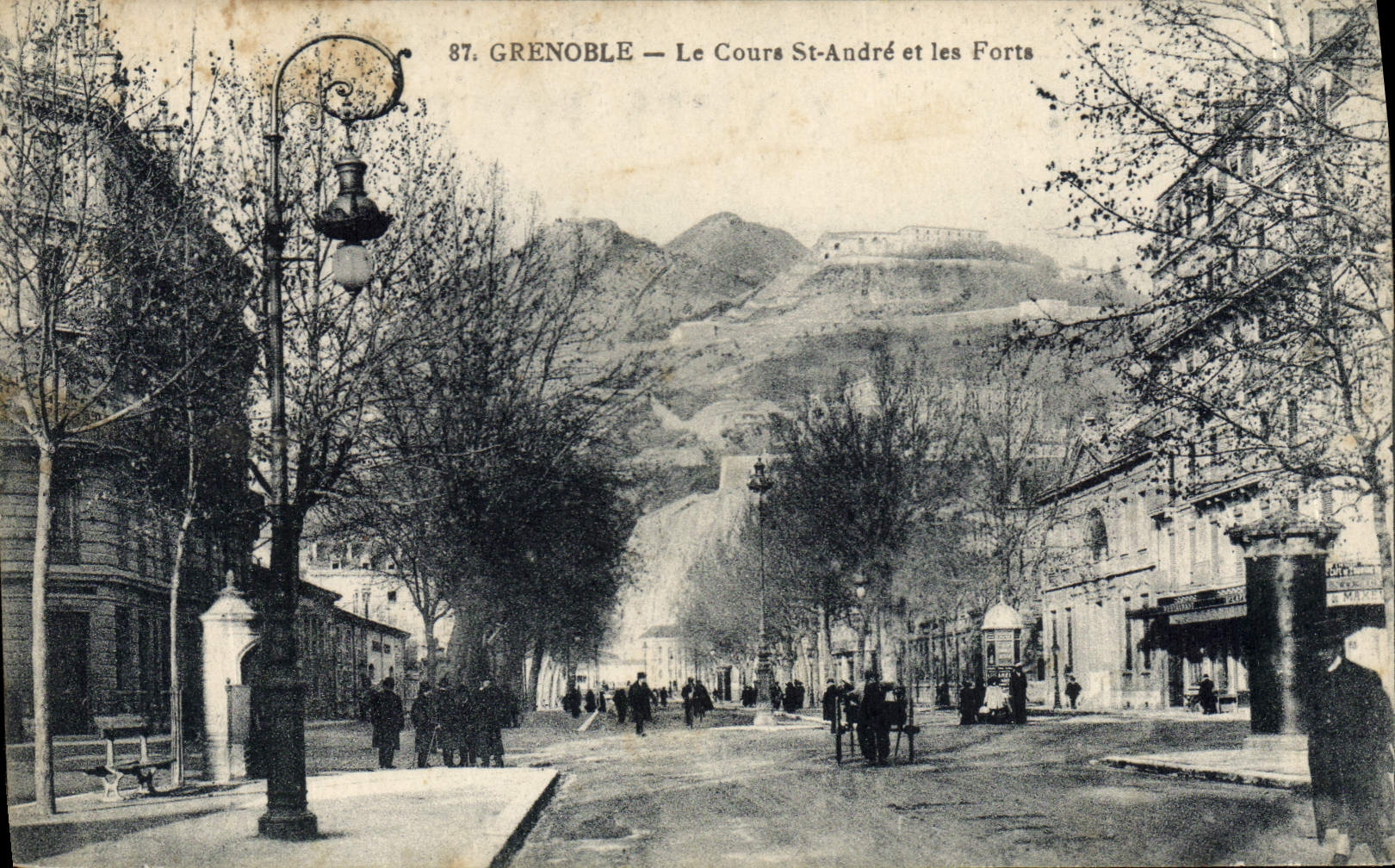 CPA Grenoble Le Cours St Andre Et Les Forts