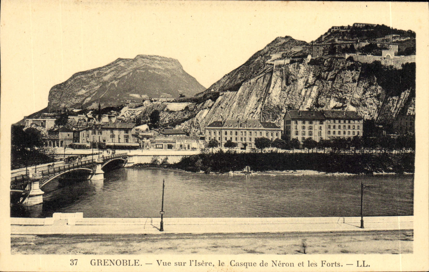 CPA Grenoble Vue Sur I'Isere Le Casque De Neron Et Les Forts
