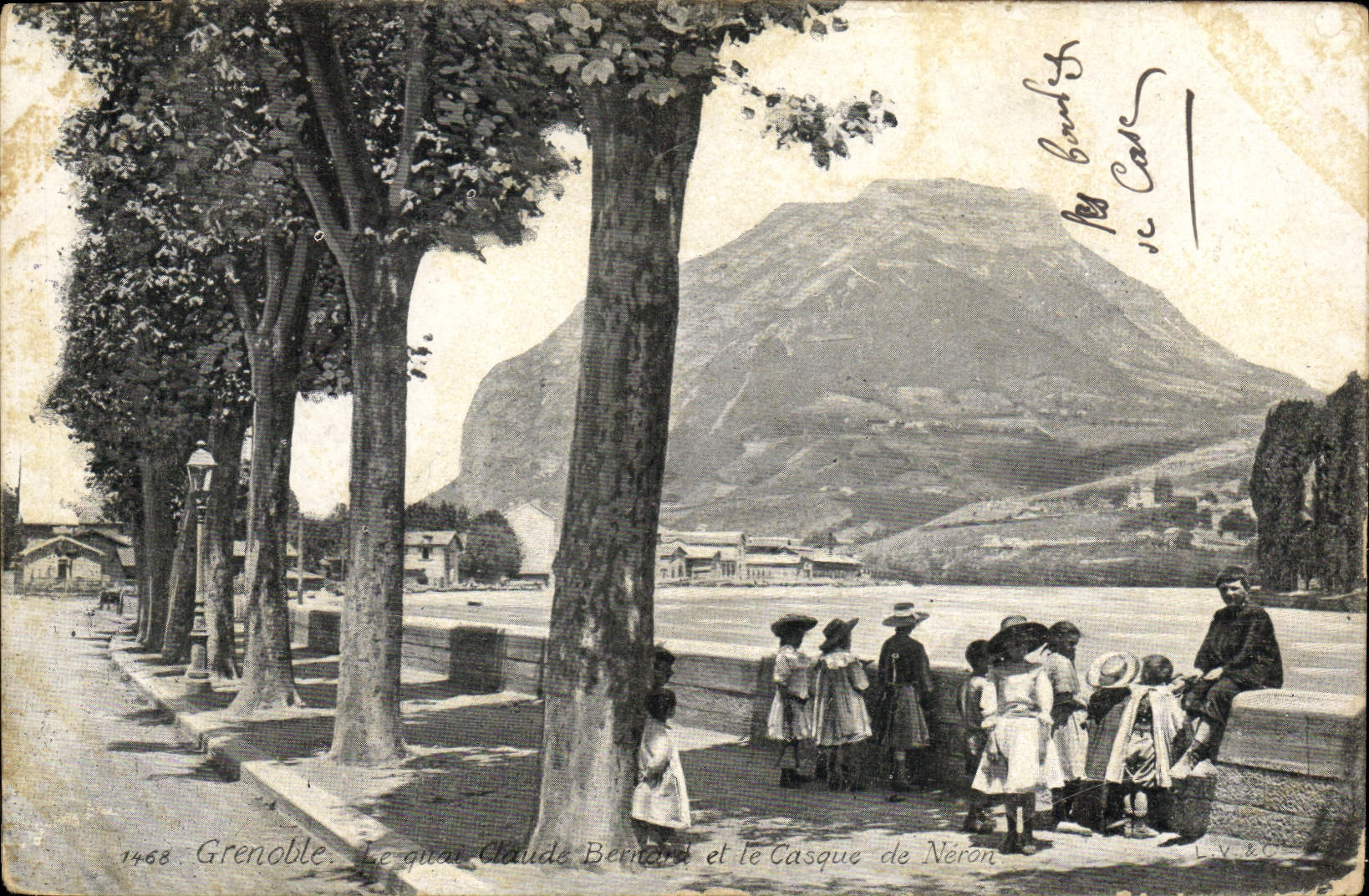 CPA Grenoble Le quai Claude Bernard Et Le Casque De Neron