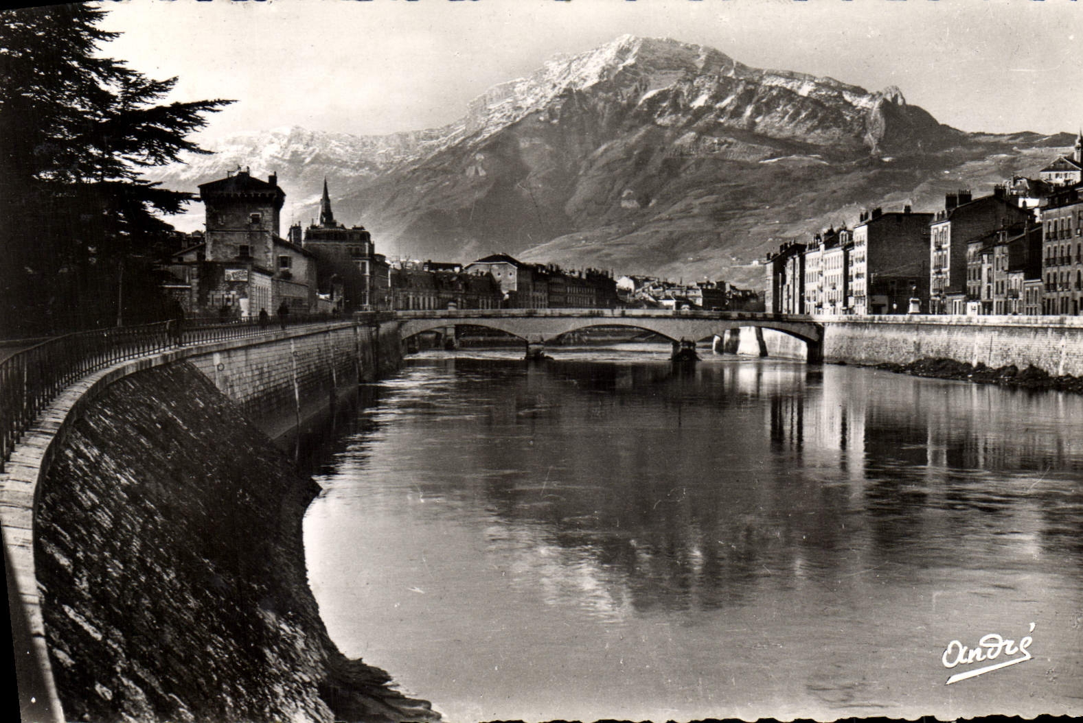 CPA Grenoble Les Quais De I'Isere Et Le Moucherotte