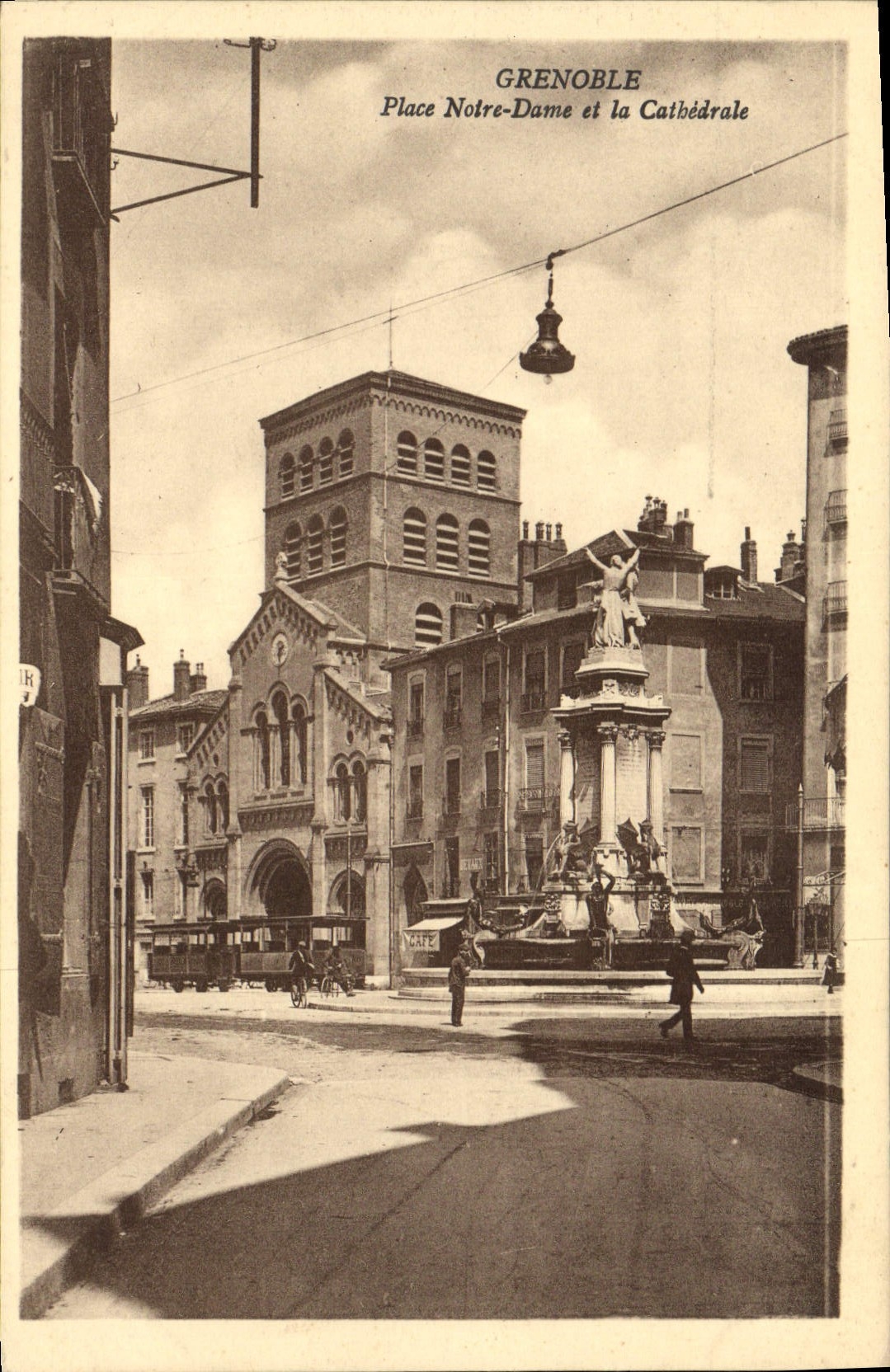 CPA Grenoble Place Notre Dame Et La Cathedrale