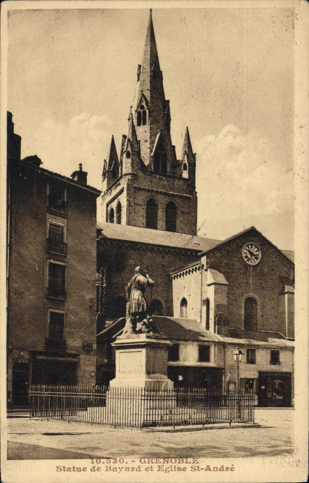 CPA Grenoble Statue De Bayard Et Eglise St Andre