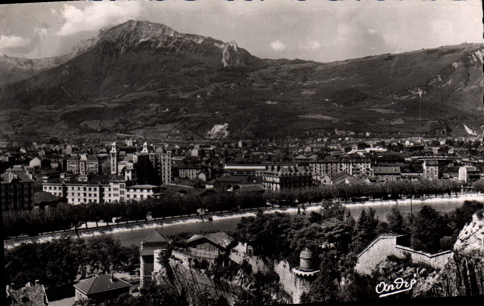 CPA Grenoble Vue Prise Du Jardin Des Dauphins