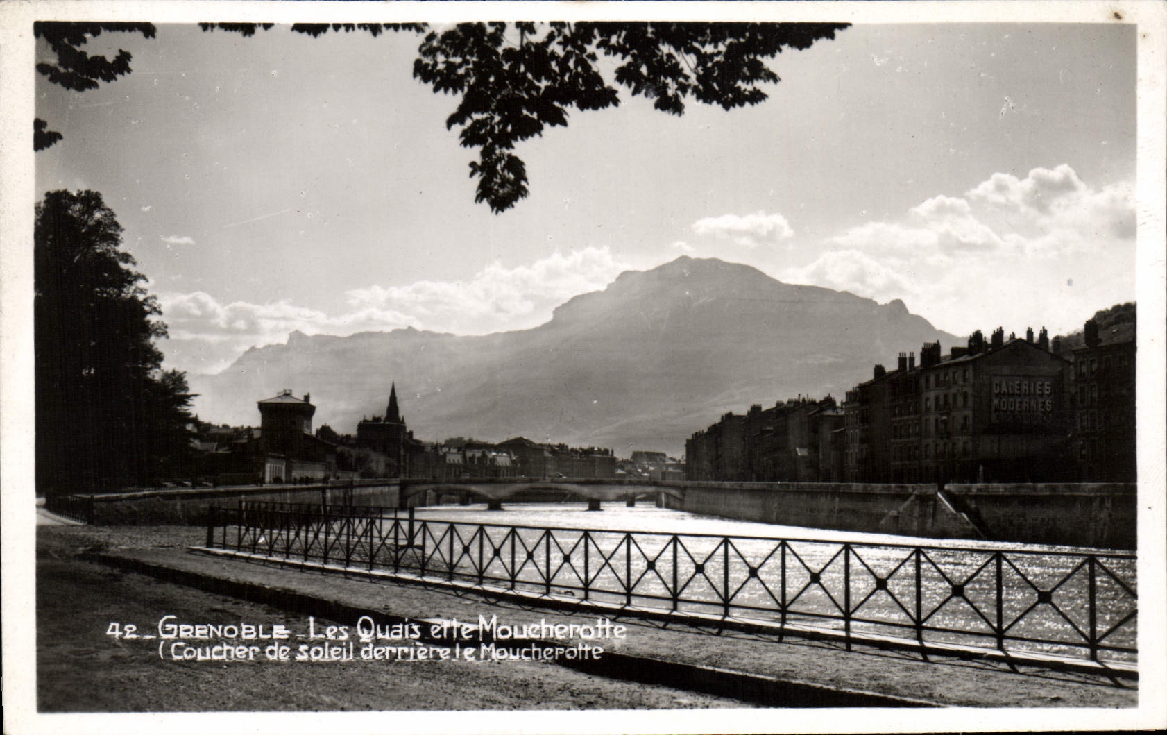 CPA Grenoble Les Quais Et le Moucherotte