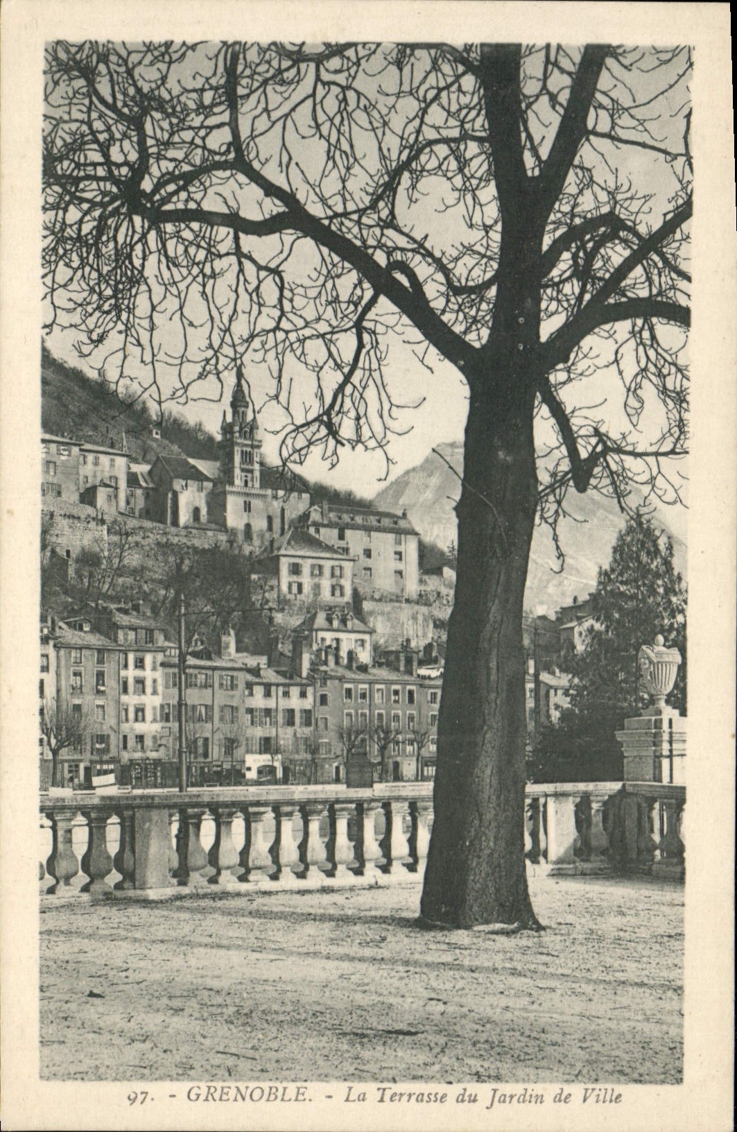 CPA Grenoble La Terrasse Du Jardin De Ville