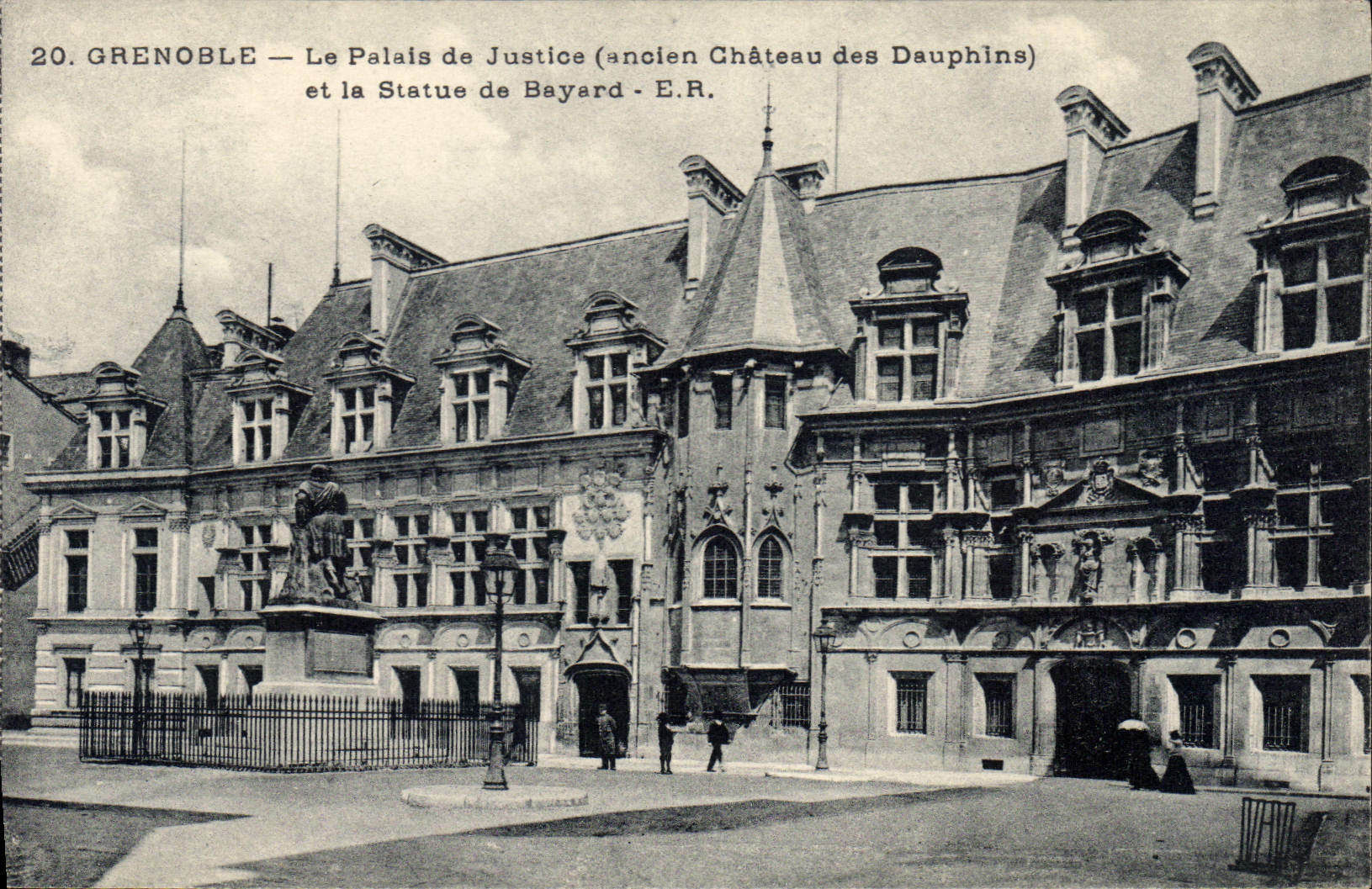 CPA Grenoble Le Palais De Justice Et La Statue De Bayard