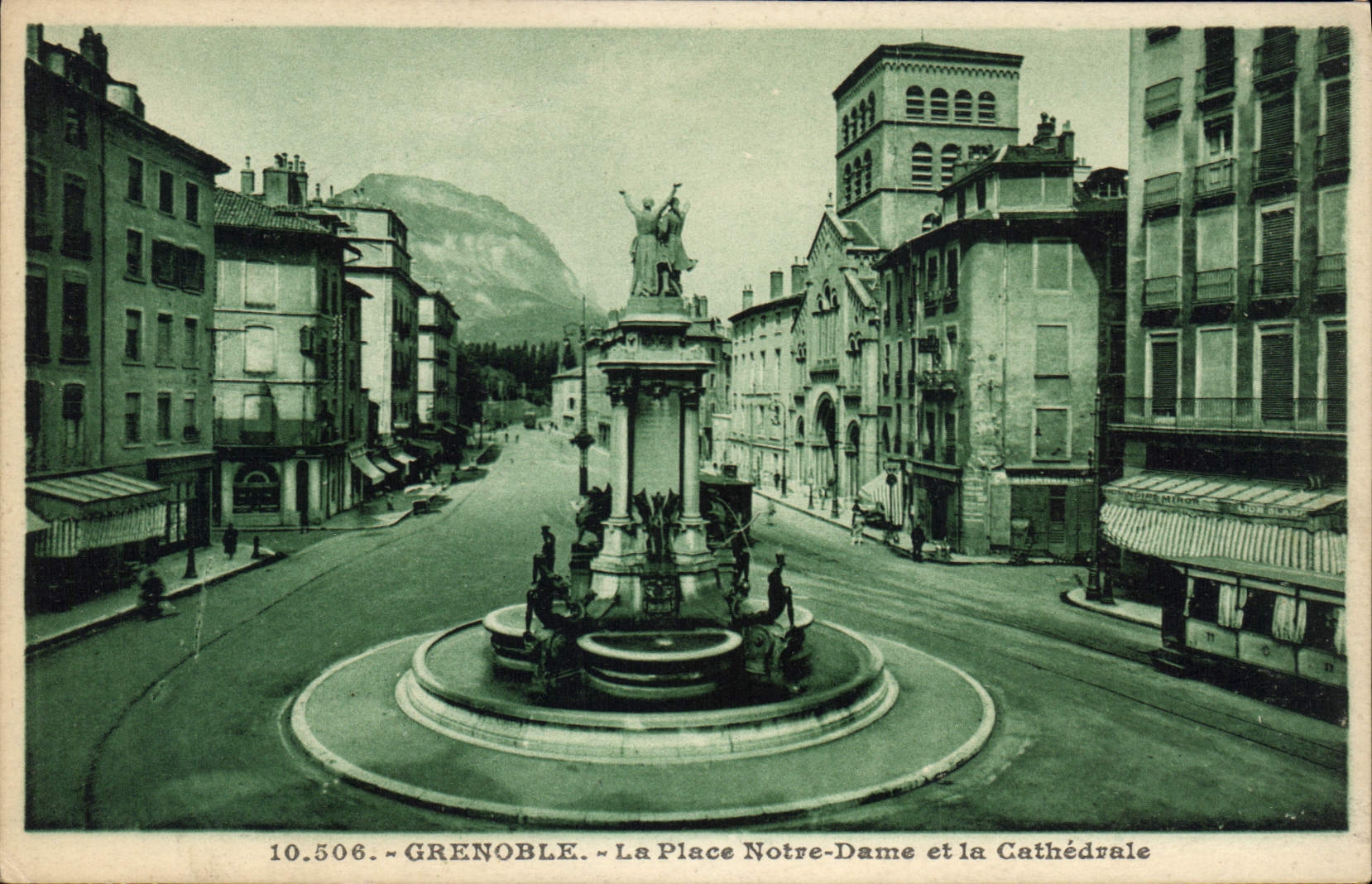 CPA Grenoble La Place Notre Dame Et la Cathedrale