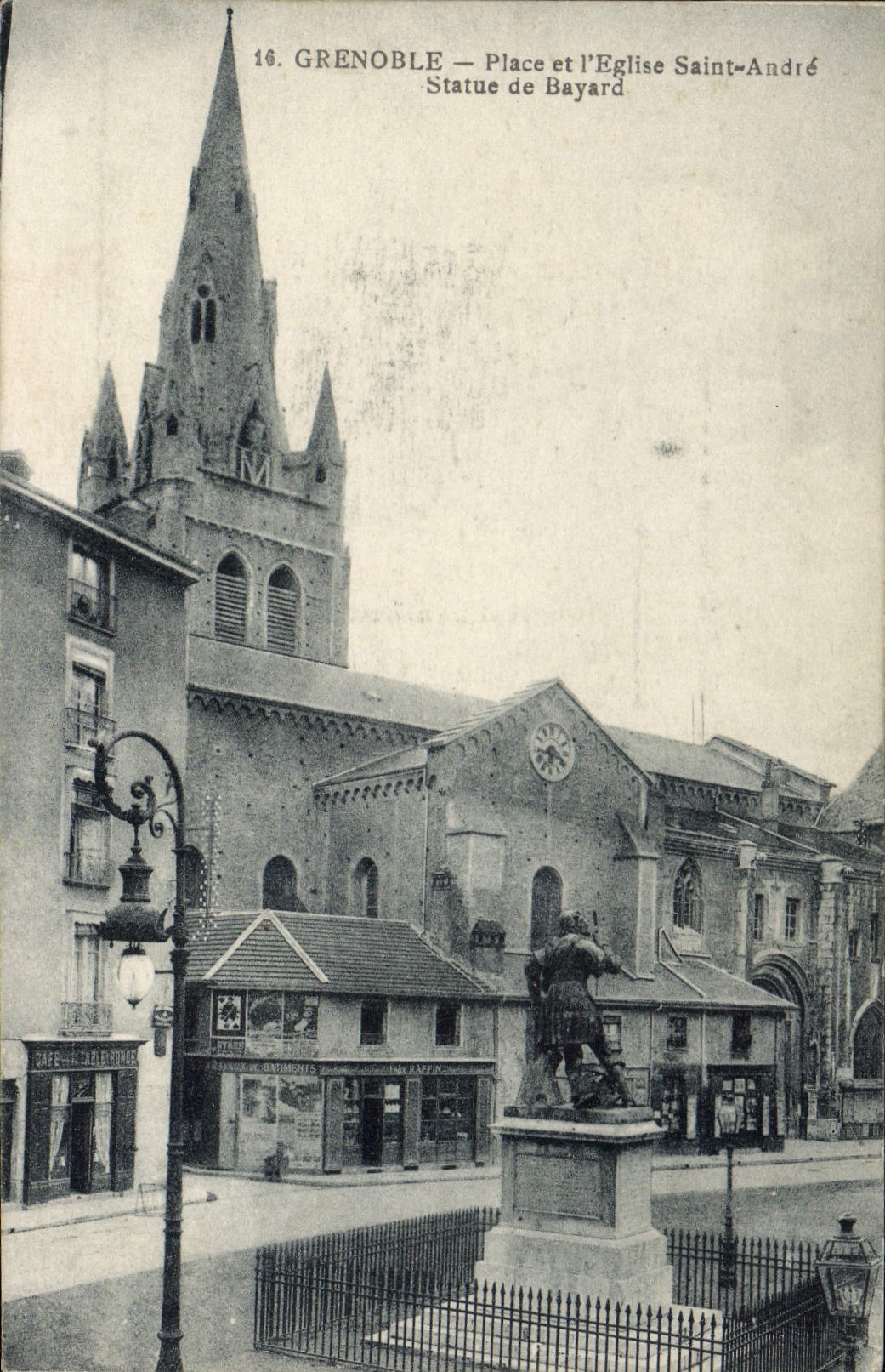 CPA Grenoble Place Et I'Eglise Saint Andre Statue De Bayard