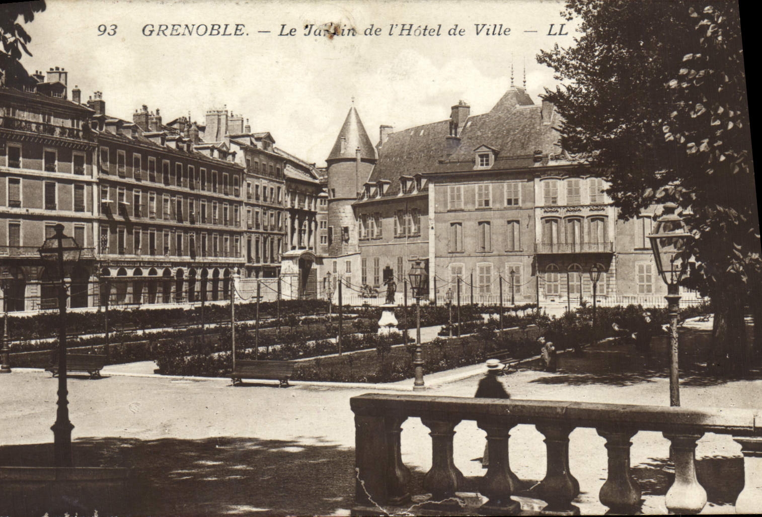 CPA Grenoble Le Jardin De I'Hotel De Ville